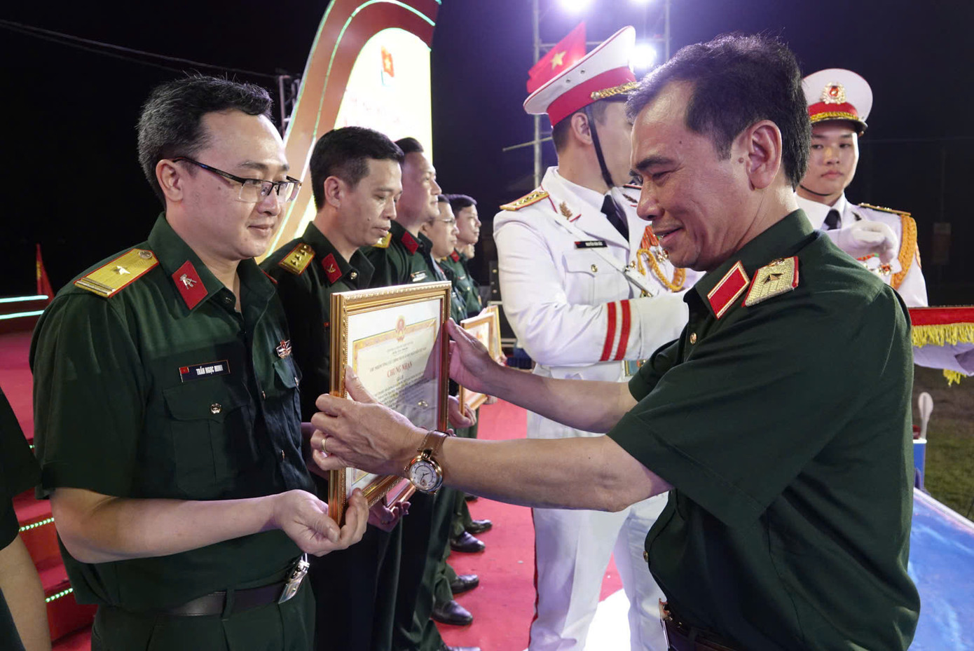 Ban tổ chức chương trình trao thưởng các tác giả, nhóm tác giả đoạt giải B và giải C.