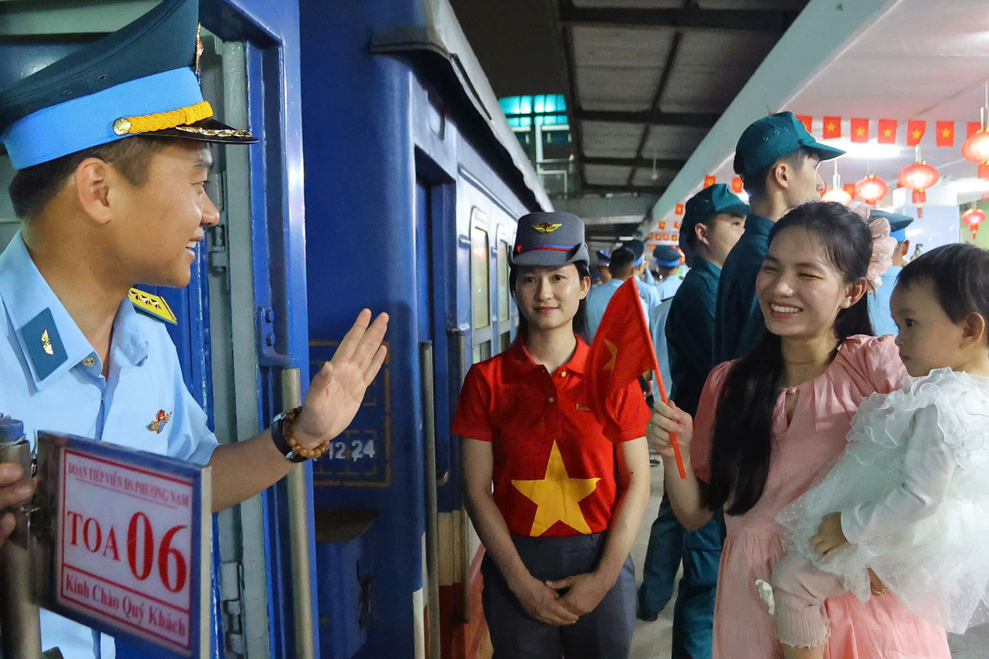 Đại úy Lê Việt Anh (Quân chủng Phòng không - Không quân) tạm biệt vợ và con gái. Đại úy Lê Việt Anh (Quân chủng Phòng không - Không quân) tạm biệt vợ và con gái.