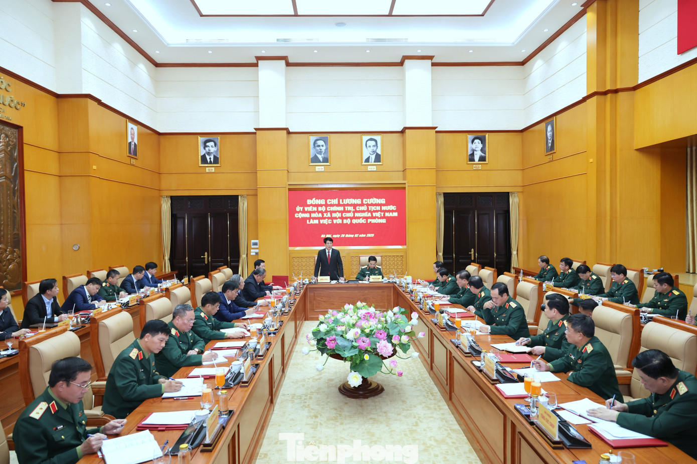 Quang cảnh buổi làm việc.