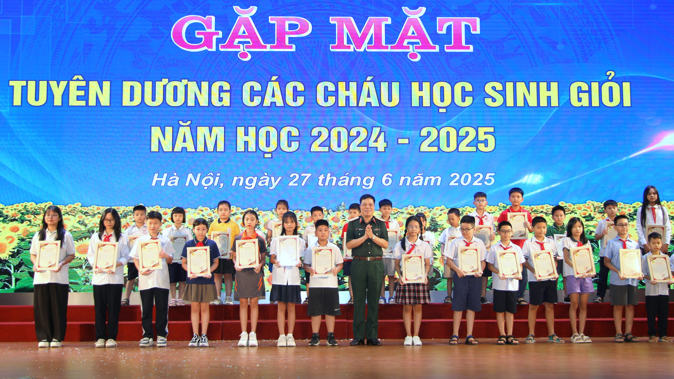 Lãnh đạo Học viện Chính trị trao thưởng các em học sinh tiêu biểu về tham dự chương trình. Lãnh đạo Học viện Chính trị trao thưởng các em học sinh tiêu biểu về tham dự chương trình.