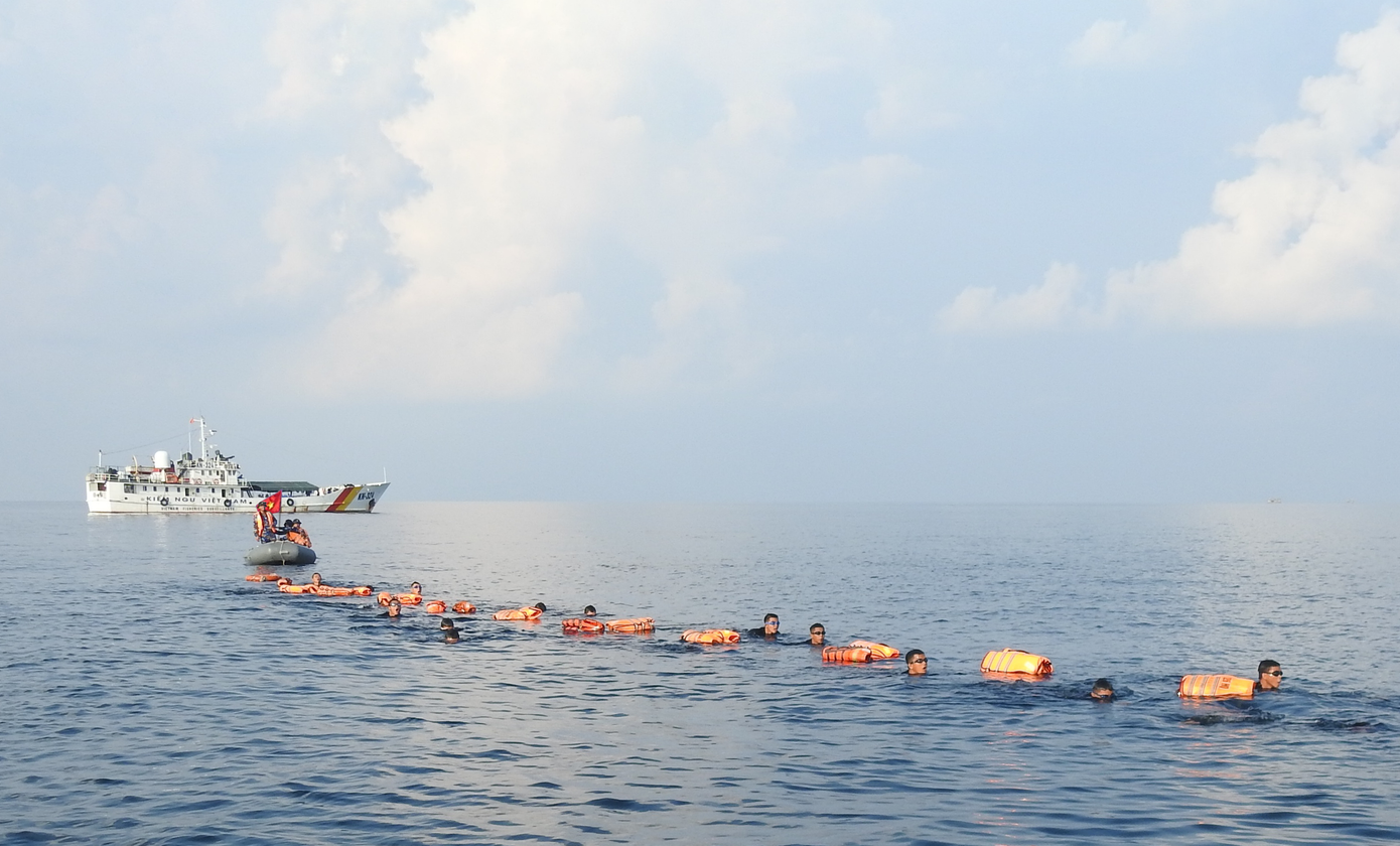 Huấn luyện bơi chiến thuật đường dài trên biển.