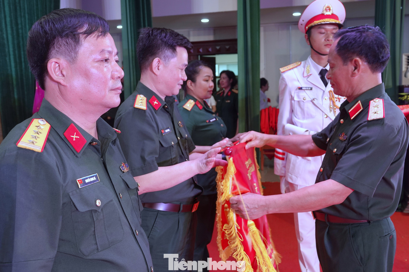 Lãnh đạo Bộ Quốc phòng, Tổng cục Chính trị và Bộ tư lệnh Thủ đô Hà Nội trao thưởng các tập thể, cá nhân xuất sắc tại Liên hoan.