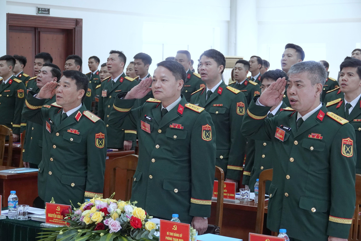 Lãnh đạo Đảng ủy Đoàn 969 và Bộ Tư lệnh Lăng Chủ tịch Hồ Chí Minh cùng các đại biểu dự Đại hội Đảng bộ Đoàn 275 thực hiện lễ chào cờ tại đại hội.