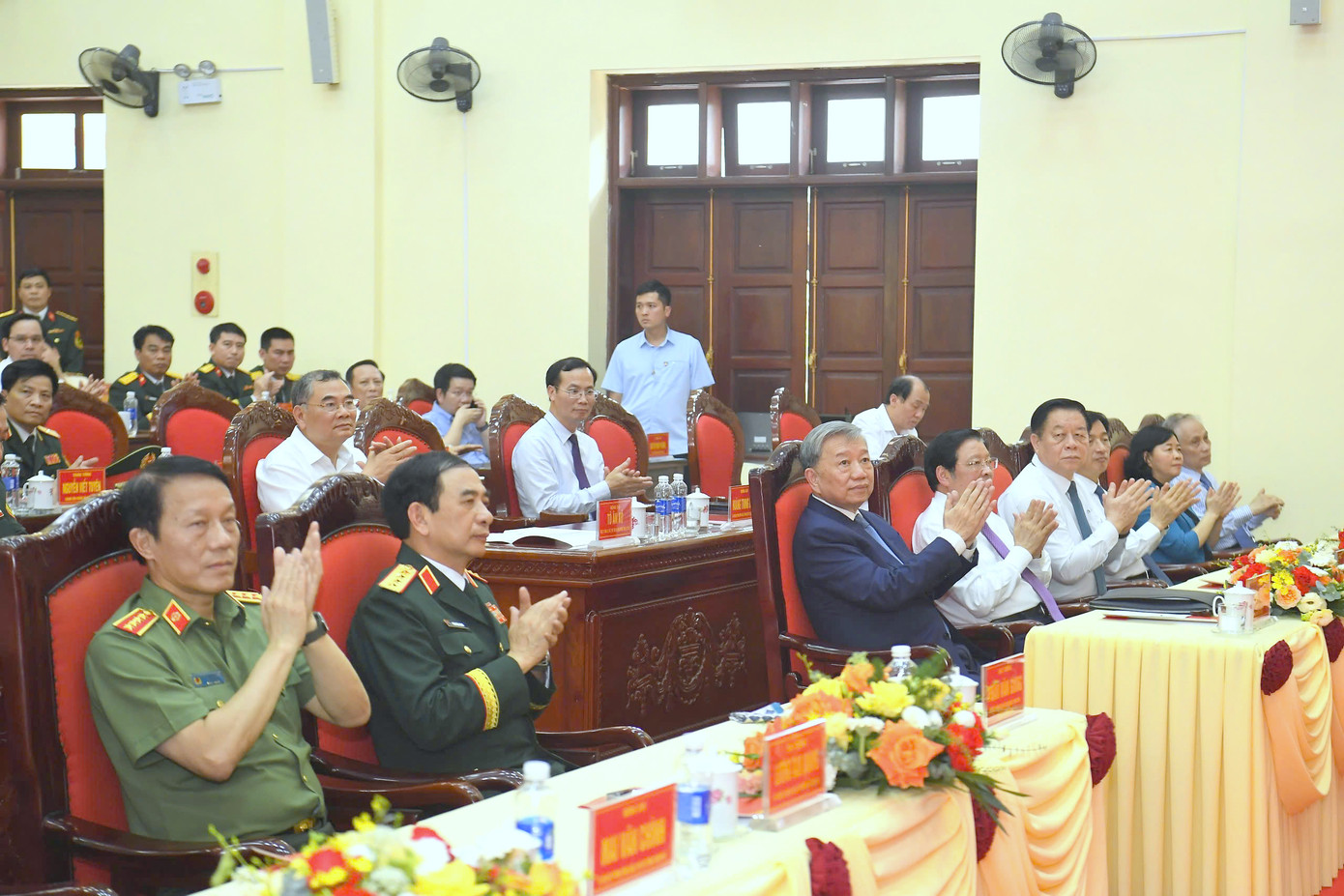 Tổng Bí thư và các đại biểu tham dự chương trình làm việc với cán bộ, chiến sĩ Binh chủng TTG.