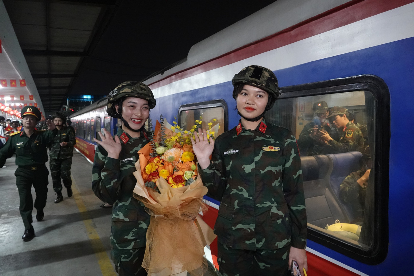 Các khối nữ quân nhân được ưu tiên di chuyển trên chuyến tàu đầu tiên.