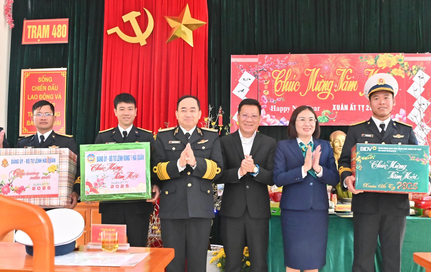 Tư lệnh Hải quân cùng đoàn công tác trao quà Tết tặng cán bộ, chiến sĩ Trạm ra đa 480. Tư lệnh Hải quân cùng đoàn công tác trao quà Tết tặng cán bộ, chiến sĩ Trạm ra đa 480.