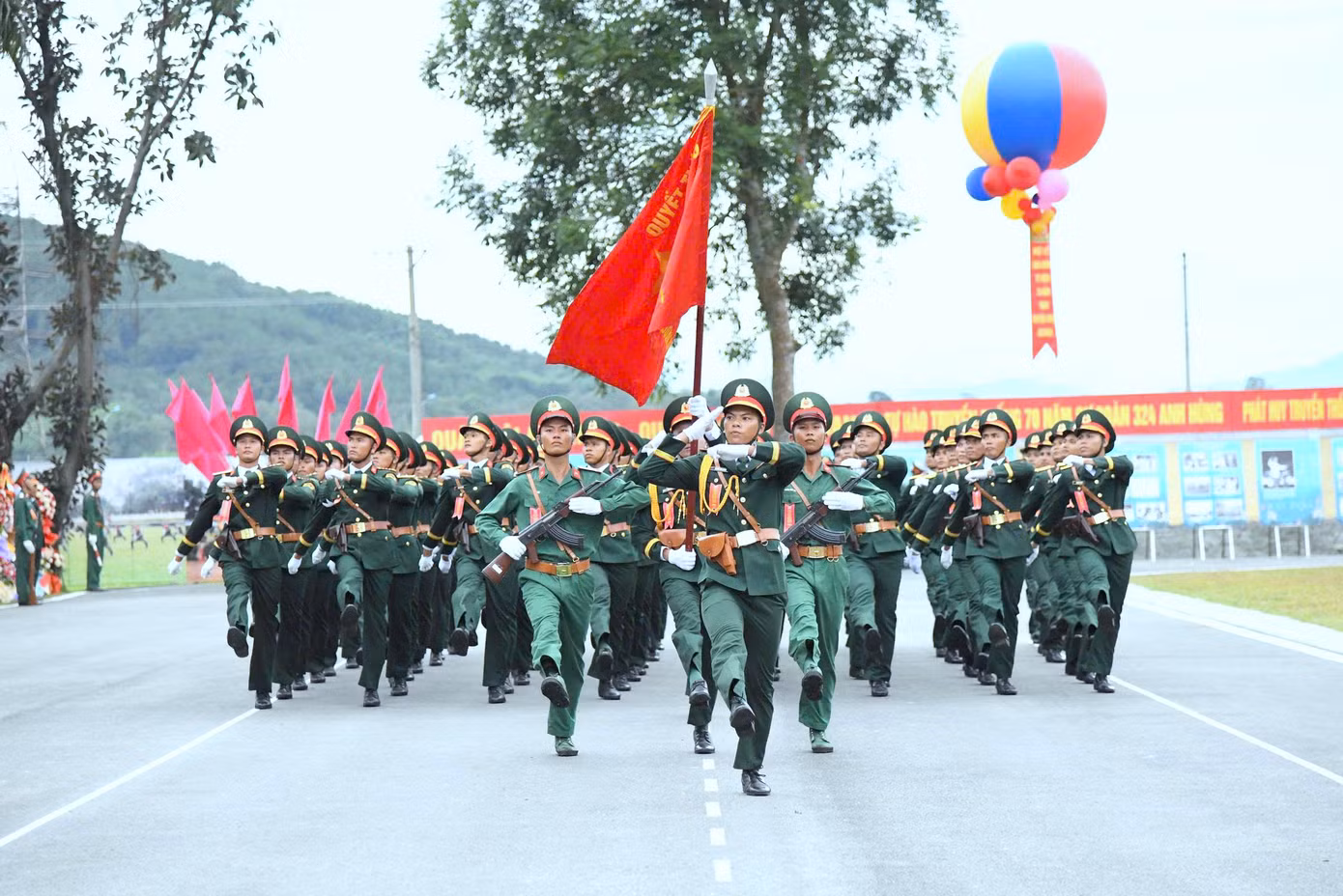 Cán bộ, chiến sĩ Sư đoàn 324 duyệt đội ngũ tại lễ kỷ niệm.