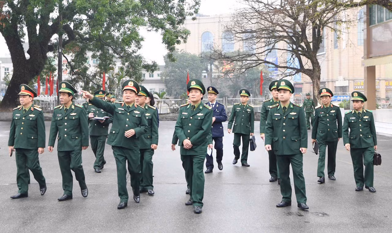 Thượng tướng Hoàng Xuân Chiến và đoàn công tác Bộ Quốc phòng kiểm tra công tác cửa khẩu tại Cửa khẩu quốc tế Móng Cái.