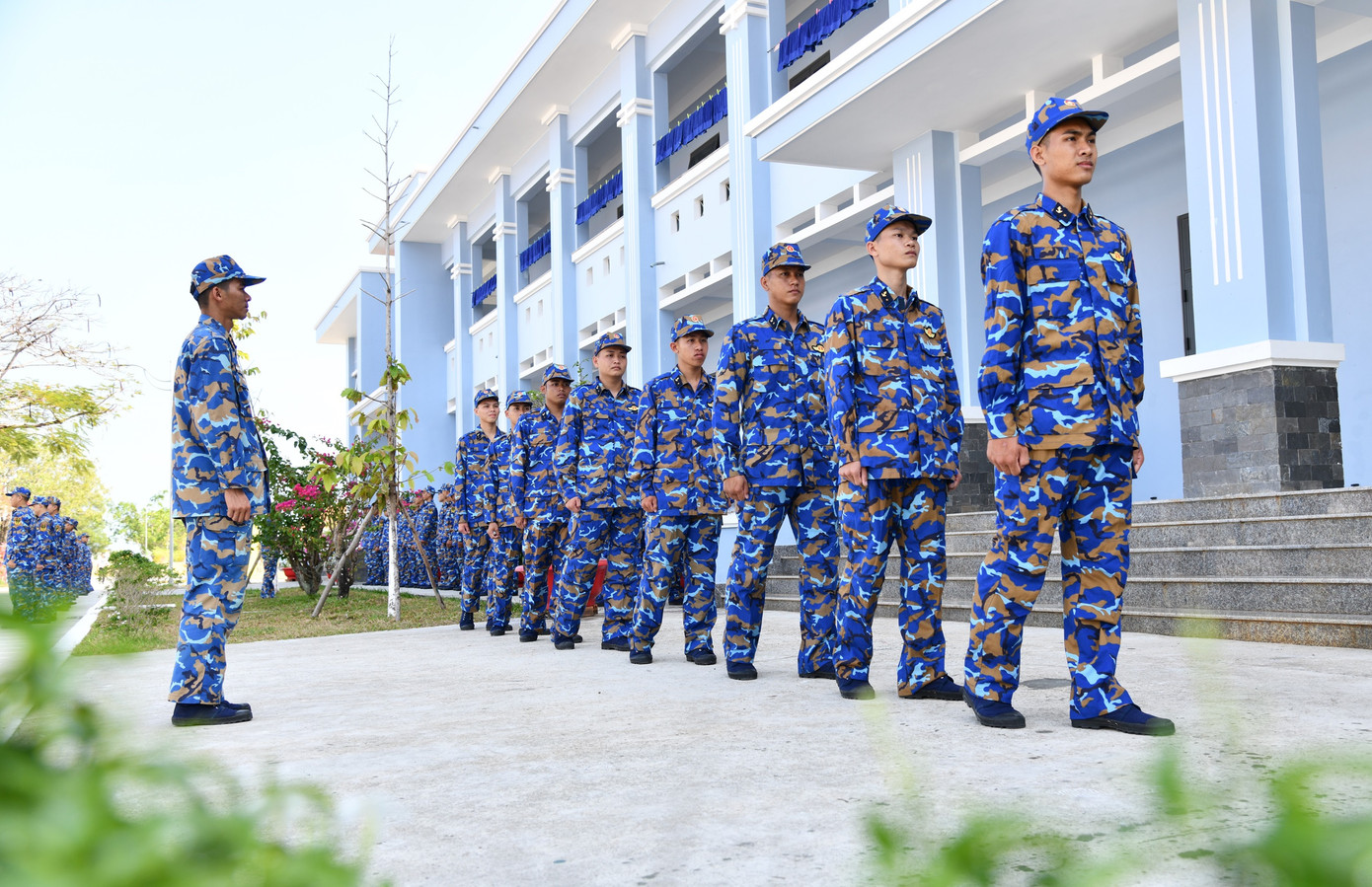 Chiến sĩ mới tập luyện một số động tác điều lệnh đội ngũ cơ bản.