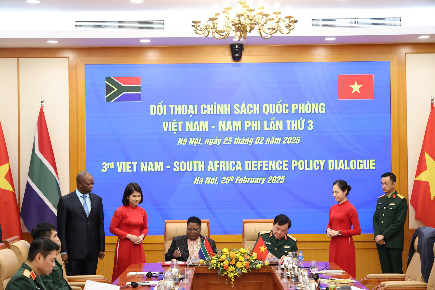 Thượng tướng Hoàng Xuân Chiến - Thứ trưởng Bộ Quốc phòng và bà Thobekile Gamede ký Biên bản Đối thoại Chính sách quốc phòng Việt Nam - Nam Phi lần thứ 3. Thượng tướng Hoàng Xuân Chiến - Thứ trưởng Bộ Quốc phòng và bà Thobekile Gamede ký Biên bản Đối thoại Chính sách quốc phòng Việt Nam - Nam Phi lần thứ 3.