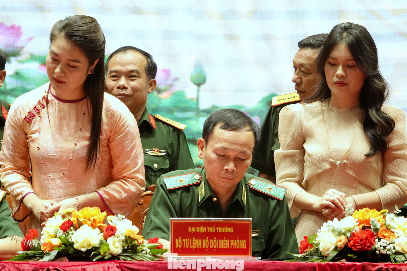 Lãnh đạo Bộ Tư lệnh Bộ đội Biên phòng, các Quân khu và Bộ Chỉ huy quân sự cấp tỉnh ký biên bản bàn giao, sáng 28/6/2025.