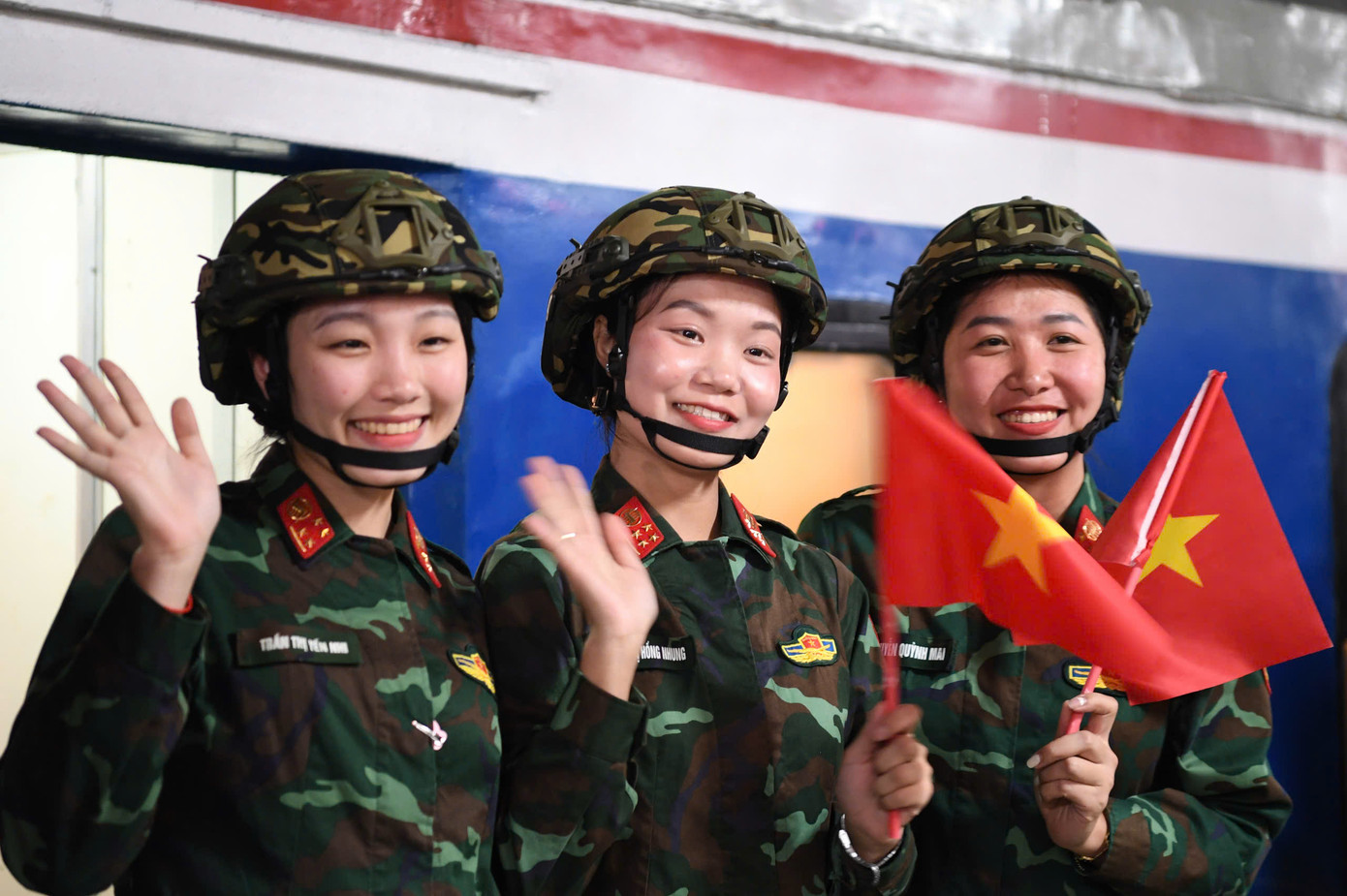 Các khối nữ quân nhân được ưu tiên di chuyển trên chuyến tàu đầu tiên.