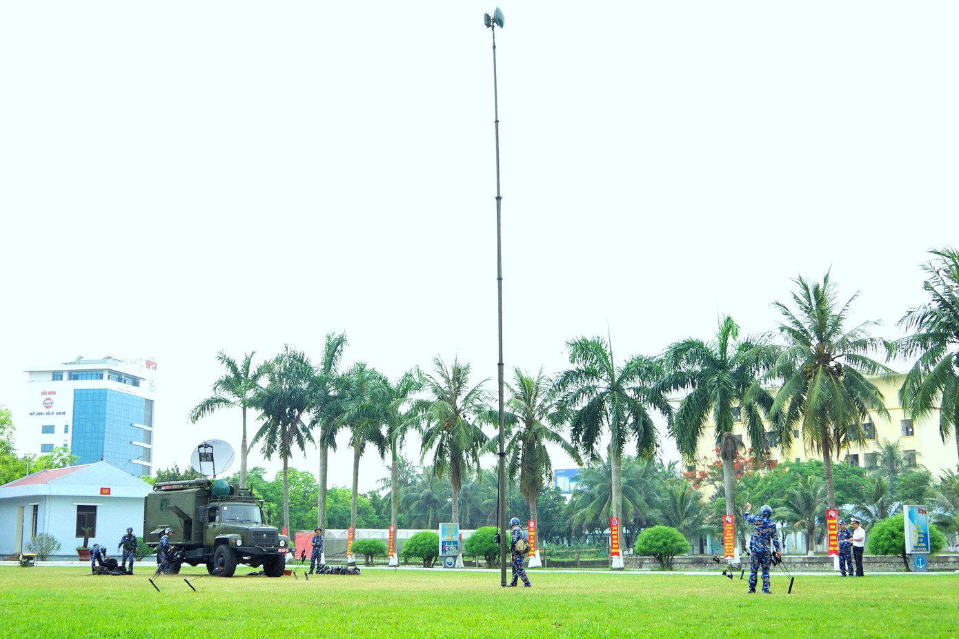 Cán bộ, nhân viên, chiến sĩ Lữ đoàn 602 tăng cường huấn luyện làm chủ trang bị kỹ thuật, bảo đảm thông tin “kịp thời, chính xác, bí mật, an toàn” trong mọi tình huống.