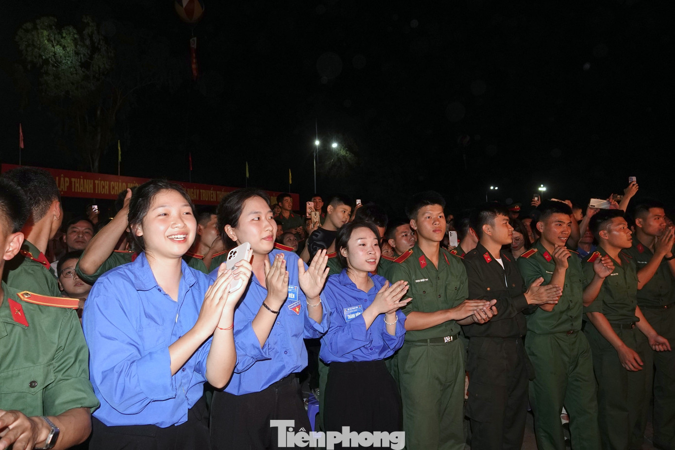 Lãnh đạo, chỉ huy các cơ quan, đơn vị và đông đảo đoàn viên thanh niên đã "cháy hết mình" trong chương trình lửa trại.