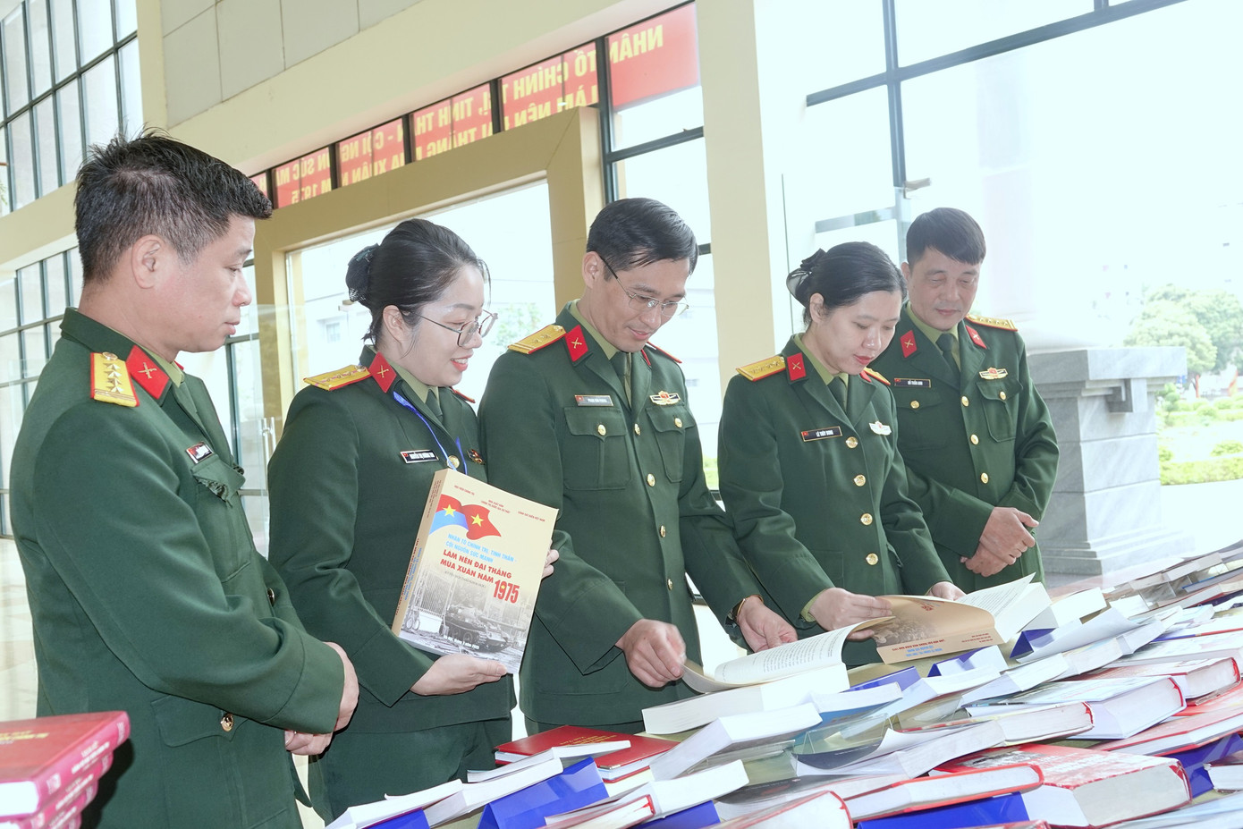 Đại biểu sĩ quan, quân nhân trẻ tìm hiểu về Đại thắng mùa Xuân 1975 tại khu trưng bày sách. Đại biểu sĩ quan, quân nhân trẻ tìm hiểu về Đại thắng mùa Xuân 1975 tại khu trưng bày sách.