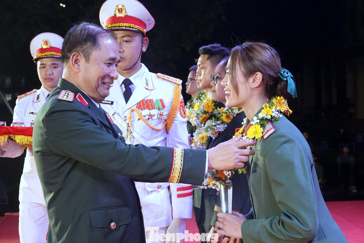 Thượng tướng Phùng Sĩ Tấn - Phó Tổng tham mưu trưởng Quân đội nhân dân Việt Nam, trao danh hiệu Gương mặt trẻ tiêu biểu Bộ Tổng tham mưu năm 2024 tặng Binh nhất Nguyễn Thị Diệu Ly. Ảnh: Nguyễn Minh Thượng tướng Phùng Sĩ Tấn - Phó Tổng tham mưu trưởng Quân đội nhân dân Việt Nam, trao danh hiệu Gương mặt trẻ tiêu biểu Bộ Tổng tham mưu năm 2024 tặng Binh nhất Nguyễn Thị Diệu Ly. Ảnh: Nguyễn Minh