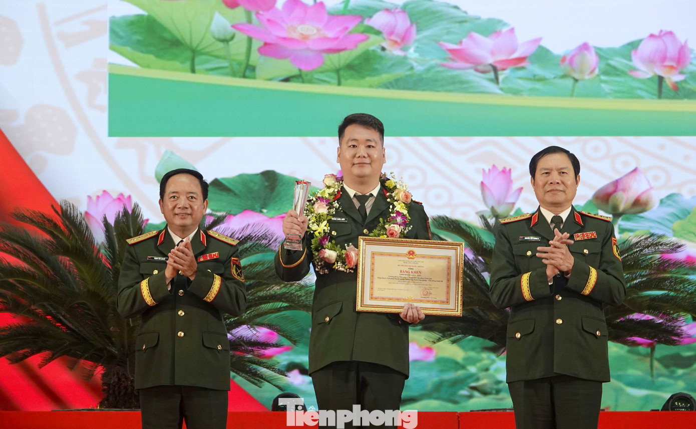 Lãnh đạo Tổng cục Chính trị và Bộ Tổng tham mưu Quân đội nhân dân Việt Nam trao danh hiệu Gương mặt trẻ tiêu biểu toàn quân năm 2024 tặng Thượng úy Hoàng Khắc Hiếu. Lãnh đạo Tổng cục Chính trị và Bộ Tổng tham mưu Quân đội nhân dân Việt Nam trao danh hiệu Gương mặt trẻ tiêu biểu toàn quân năm 2024 tặng Thượng úy Hoàng Khắc Hiếu.