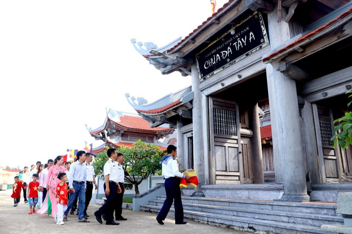 Quân dân trên đảo Đá Tây đi lễ chùa đầu năm. Quân dân trên đảo Đá Tây đi lễ chùa đầu năm.