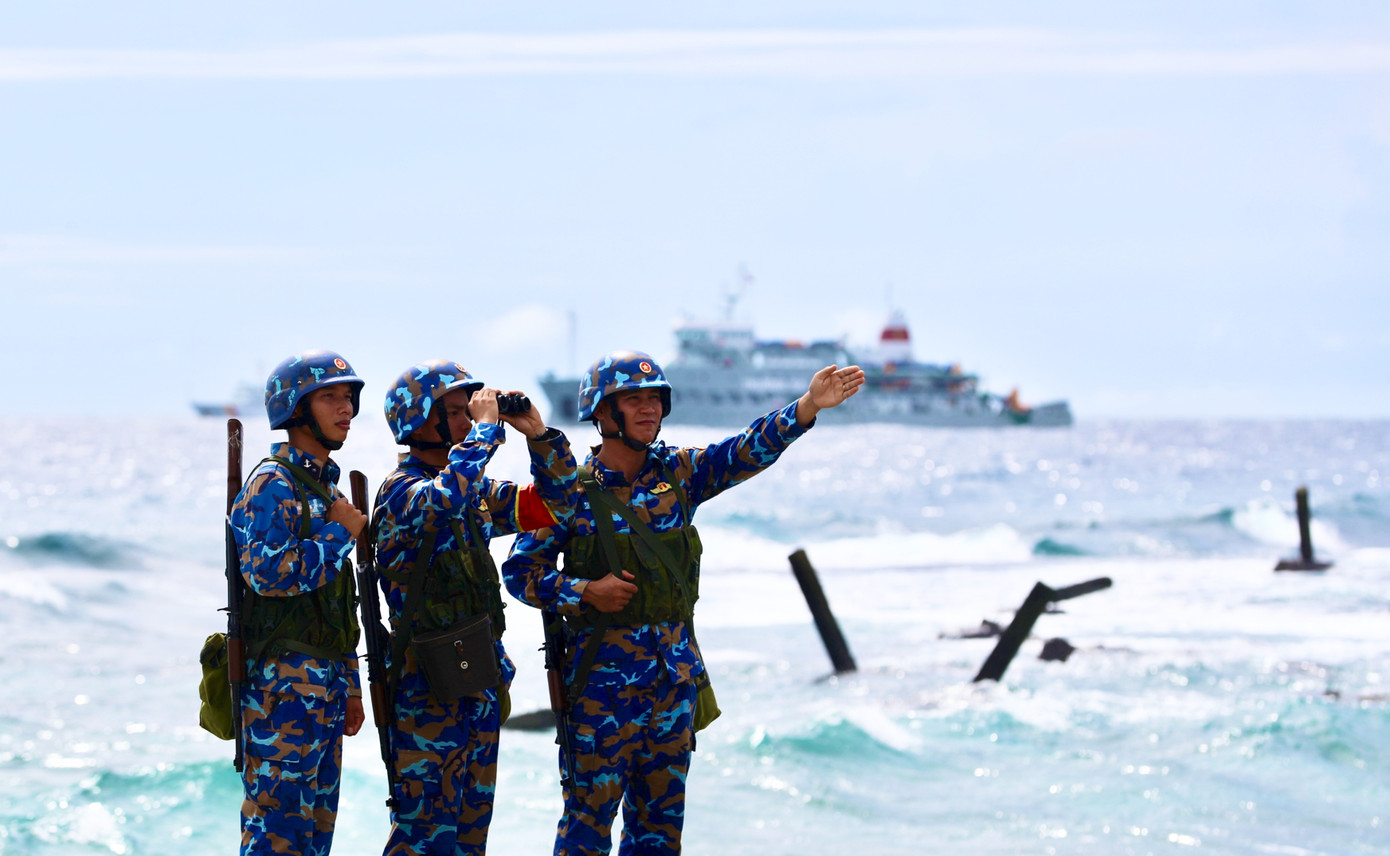 Trong bất kỳ hoàn cảnh nào, người lính Trường Sa vẫn chắc tay súng để đất liền yên tâm vui Xuân đón Tết. Với các anh, những ngày Tết chỉ thực sự ý nghĩa khi Tổ quốc bình yên. Trong bất kỳ hoàn cảnh nào, người lính Trường Sa vẫn chắc tay súng để đất liền yên tâm vui Xuân đón Tết. Với các anh, những ngày Tết chỉ thực sự ý nghĩa khi Tổ quốc bình yên.
