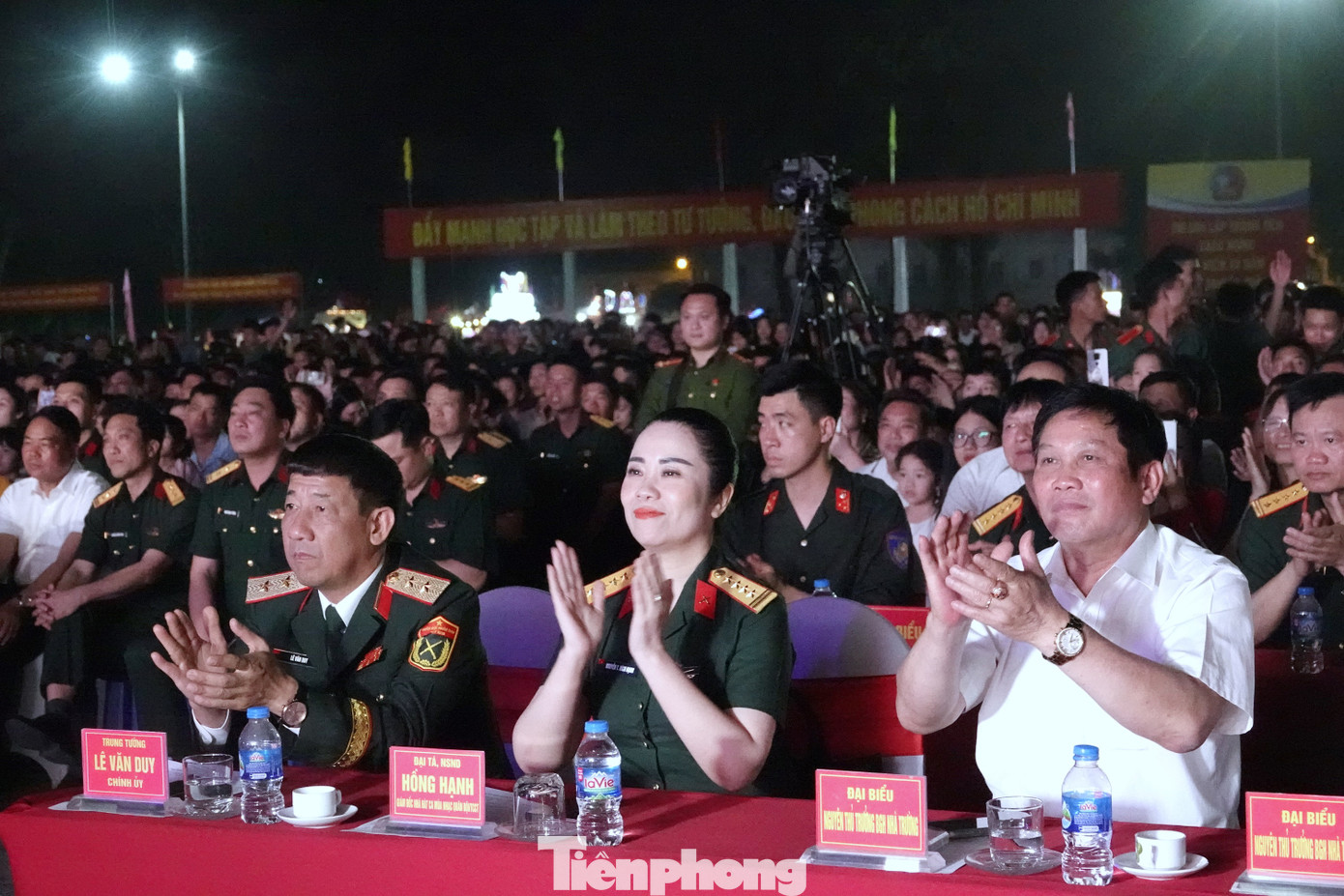 Lãnh đạo, đại biểu tham dự chương trình, tối 14/4.