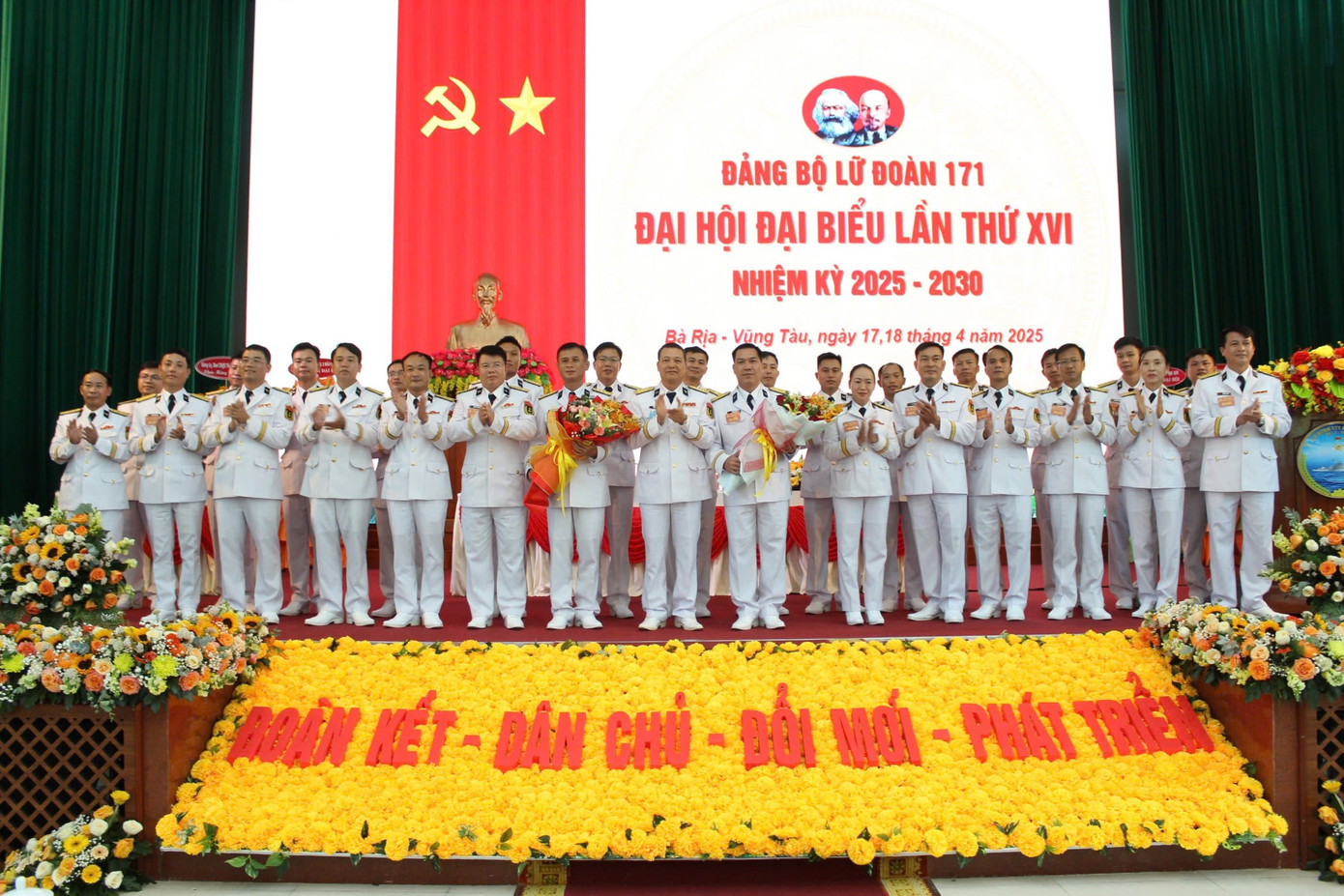 Ban chấp hành Đảng bộ ra mắt Đại hội. Ban chấp hành Đảng bộ ra mắt Đại hội.