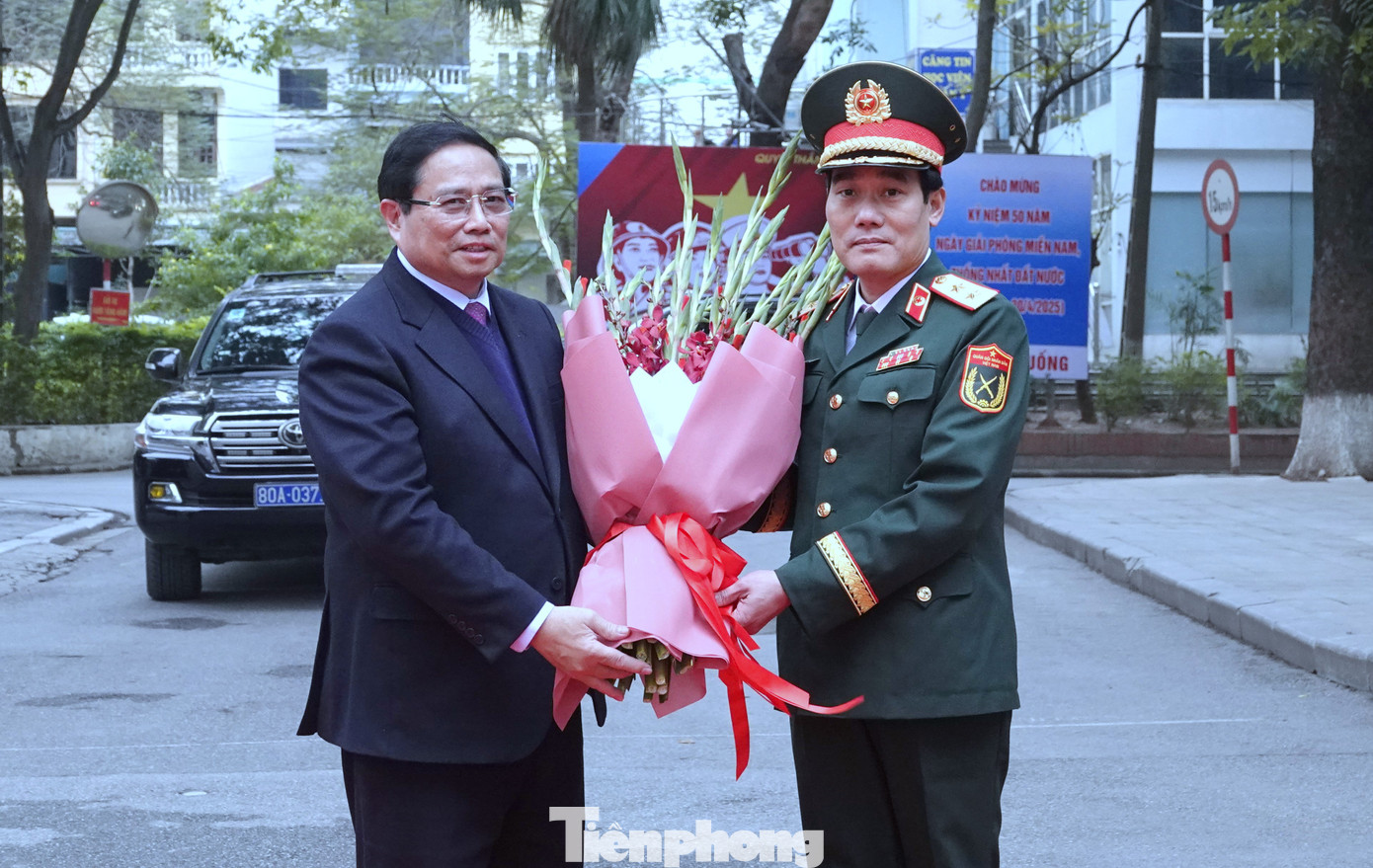 Trung tướng, GS.TS Trần Viết Tiến - Giám đốc Học viện Quân y, đón Thủ tướng Phạm Minh Chính tới thăm Học viện, chiều 24/2.
