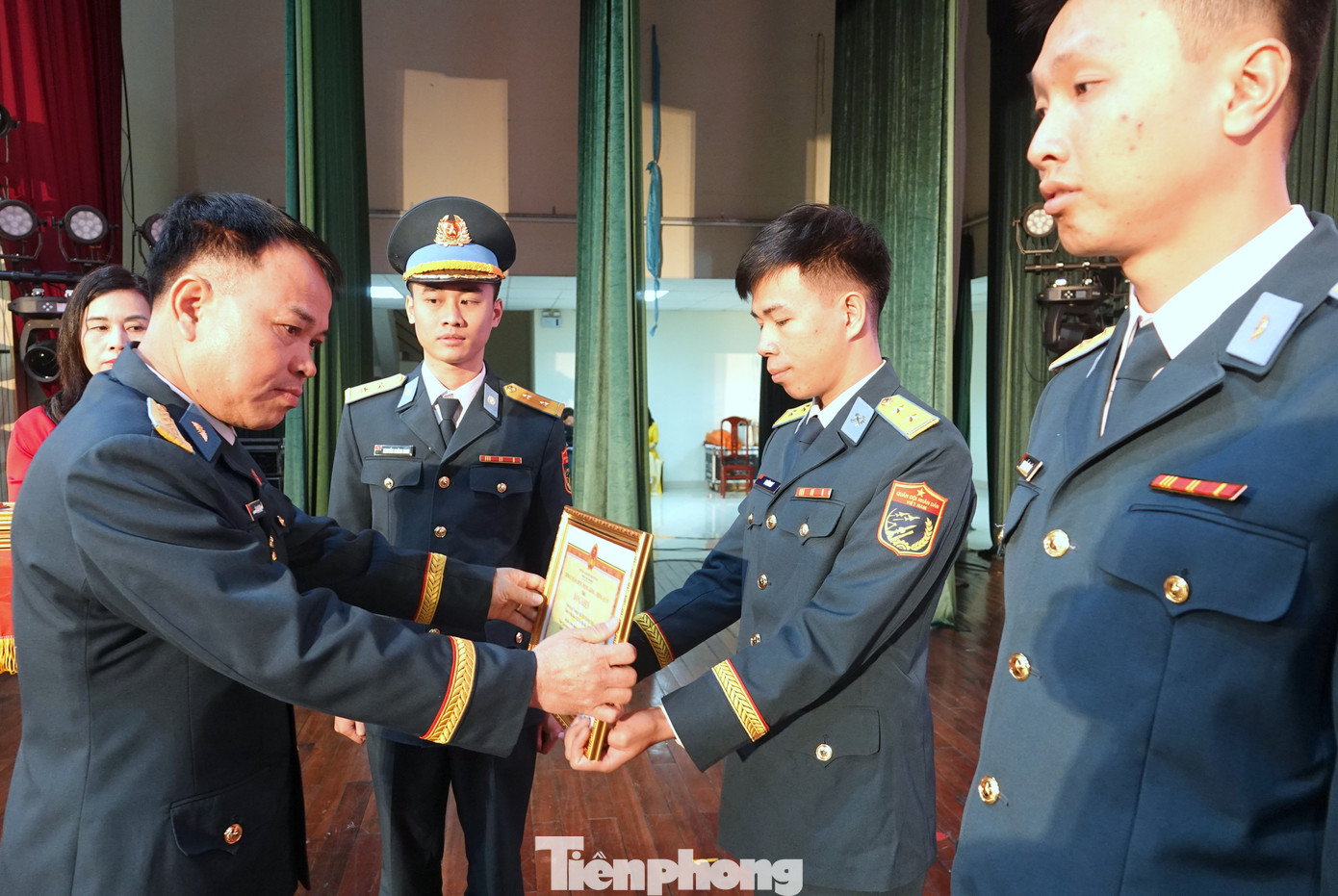 Lãnh đạo Quân chủng PK-KQ trao thưởng các tác giả, đại diện nhóm tác giả đoạt giải A, giải B và giải C Cuộc thi tìm hiểu “70 năm Ngày truyền thống và 60 năm Ngày đánh thắng trận đầu của Bộ đội Không quân nhân dân Việt Nam anh hùng”.