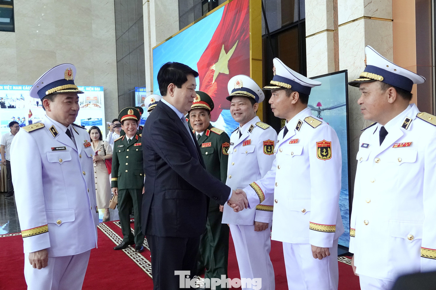 Tướng lĩnh Quân đội và Hải quân đón Chủ tịch nước tới dự buổi lễ.