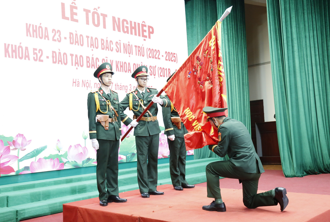 Nghi thức tuyên thệ học viên tốt nghiệp.