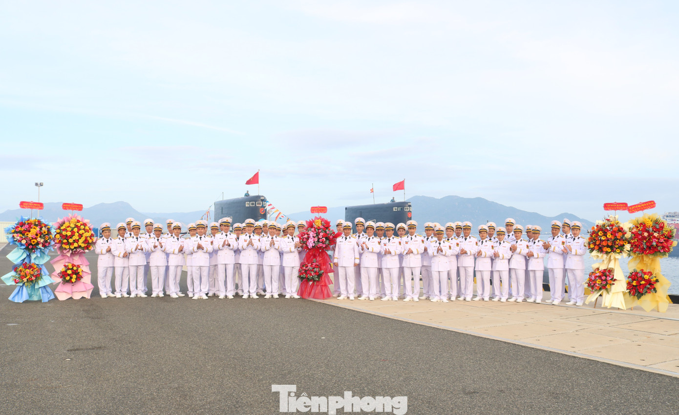 Cán bộ, thủy thủ Tàu ngầm 184 trong dịp kỷ niệm 10 năm thành lập tàu ngầm mang tên thành phố Hải Phòng.