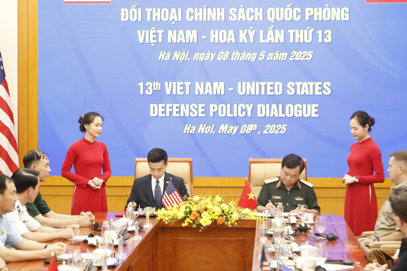 Thượng tướng Hoàng Xuân Chiến và Quyền Trợ lý Bộ trưởng Quốc phòng Mỹ John Noh ký biên bản Đối thoại Chính sách Quốc phòng Việt Nam - Mỹ lần thứ 13.