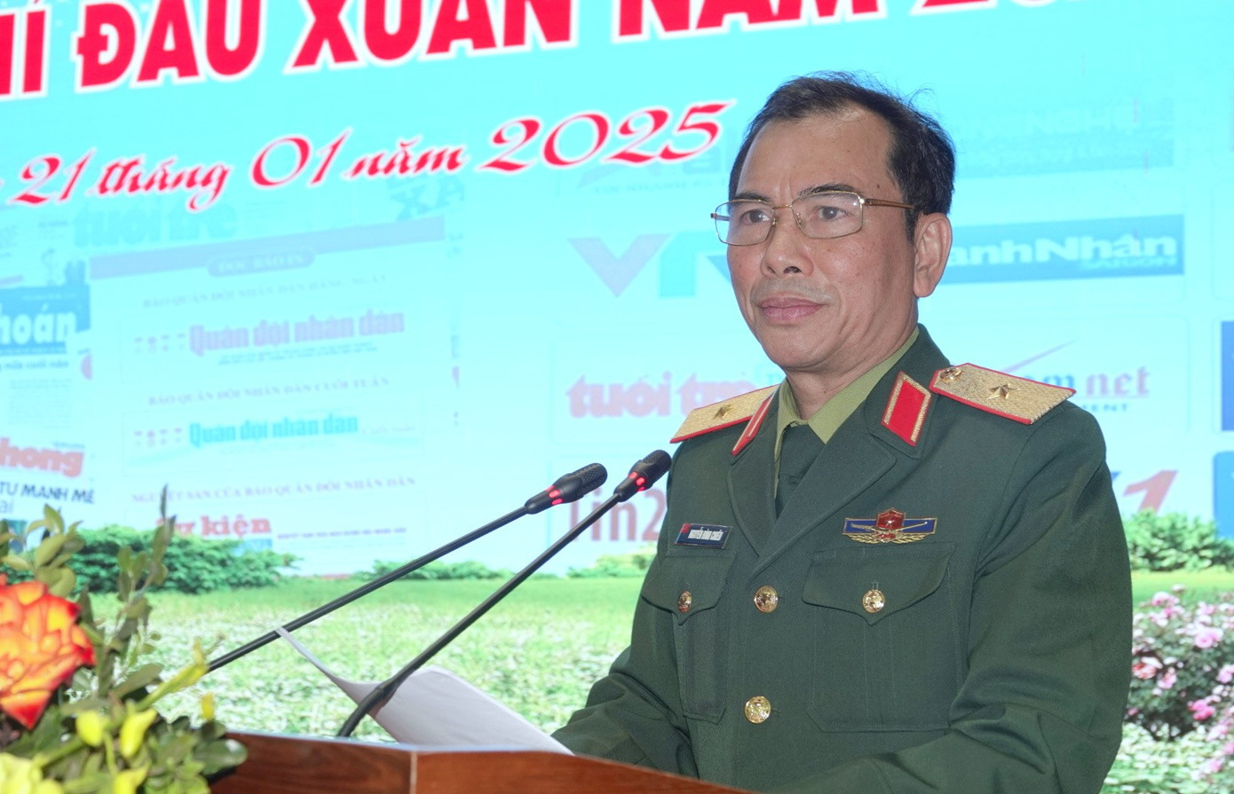 Thiếu tướng Nguyễn Đình Chiêu - Phó Chính ủy Tổng cục Hậu cần, chủ trì chương trình gặp mặt.