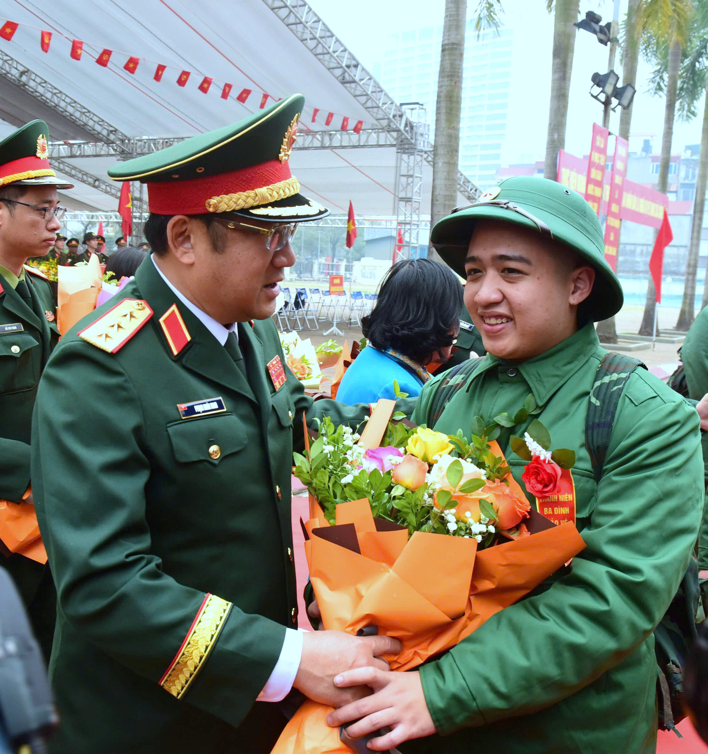 Thượng tướng Phạm Hoài Nam - Ủy viên Trung ương Đảng, Thứ trưởng Bộ Quốc phòng, động viên, căn dặn thanh niên quận Ba Đình, Thành phố Hà Nội lên đường thực hiện nghĩa vụ quân sự.