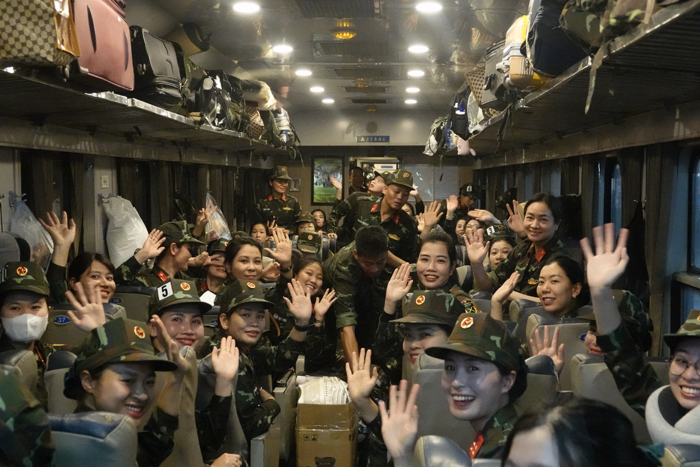 Khối nữ Gìn giữ hòa bình Việt Nam vẫy chào tạm biệt.