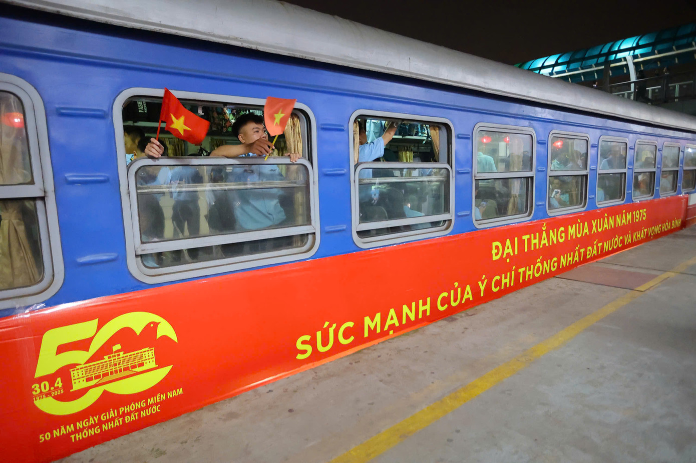 Phần diễu binh trong dịp 30/4 năm nay của 35 khối thuộc lực lượng vũ trang do Bộ Quốc phòng và Bộ Công an phối hợp thực hiện, phần diễu hành sẽ do TPHCM đảm nhiệm. Phần diễu binh trong dịp 30/4 năm nay của 35 khối thuộc lực lượng vũ trang do Bộ Quốc phòng và Bộ Công an phối hợp thực hiện, phần diễu hành sẽ do TPHCM đảm nhiệm.