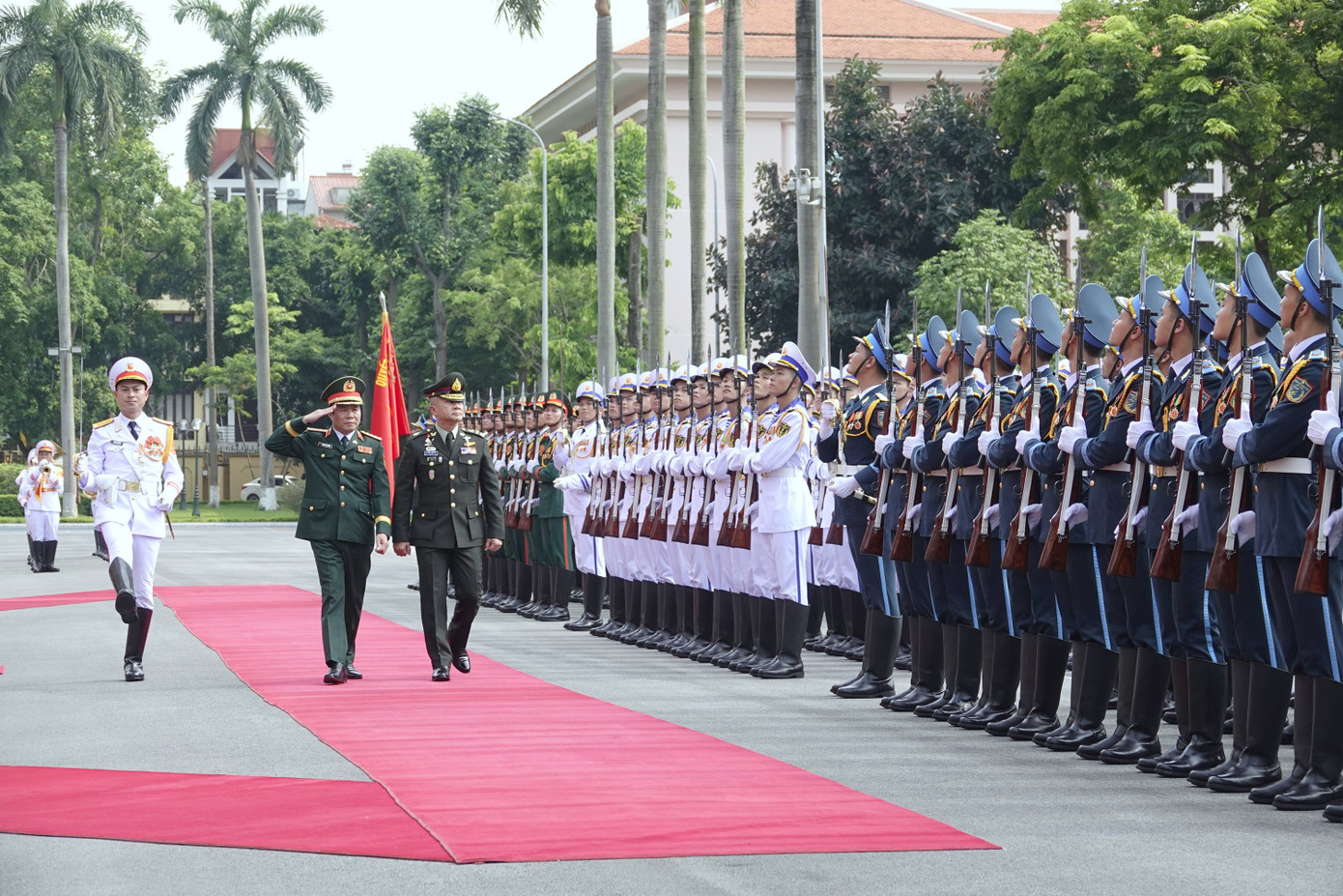 Đại tướng Nguyễn Tân Cương và Đại tướng Songwit Nunphakdee duyệt Đội danh dự Quân đội nhân dân Việt Nam tại lễ đón.