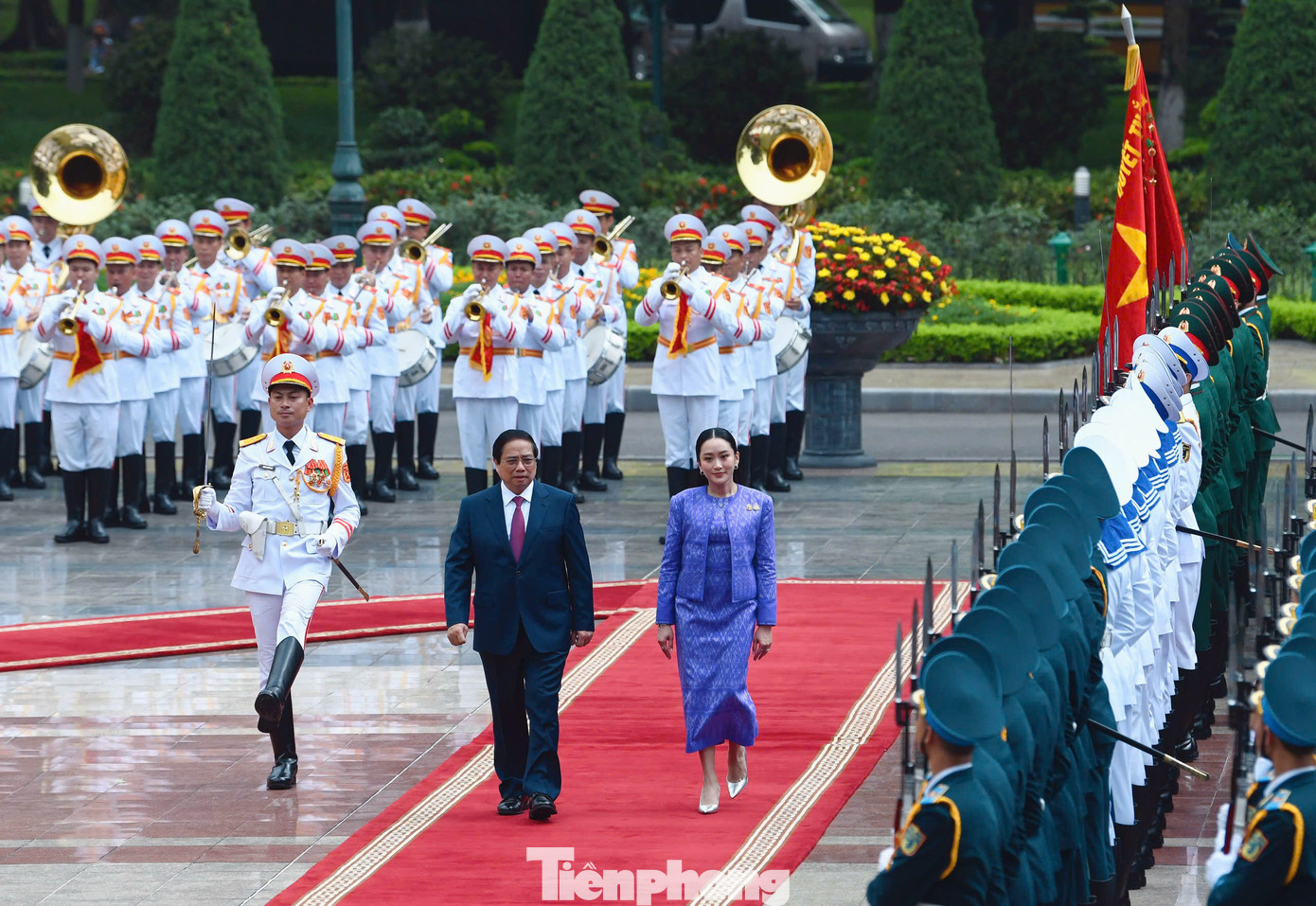 Thiếu tá Quang Huyền Thơ cùng Đội danh dự Quân đội nhân dân Việt Nam thực hiện nhiệm vụ tại lễ đón chính thức Thủ tướng Thái Lan Paetongtarn Shinawatra thăm Việt Nam, ngày 16/5/2025. Ảnh: Như Ý Thiếu tá Quang Huyền Thơ cùng Đội danh dự Quân đội nhân dân Việt Nam thực hiện nhiệm vụ tại lễ đón chính thức Thủ tướng Thái Lan Paetongtarn Shinawatra thăm Việt Nam, ngày 16/5/2025. Ảnh: Như Ý