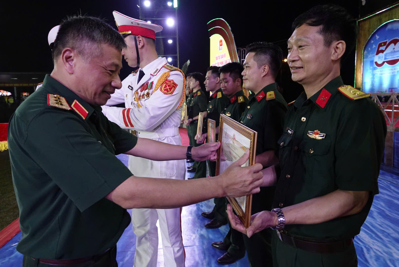 Thượng tướng Lê Quang Minh trao giải A Cuộc thi tìm hiểu 50 năm Ngày giải phóng miền Nam, thống nhất đất nước tặng các tác giả, nhóm tác giả.