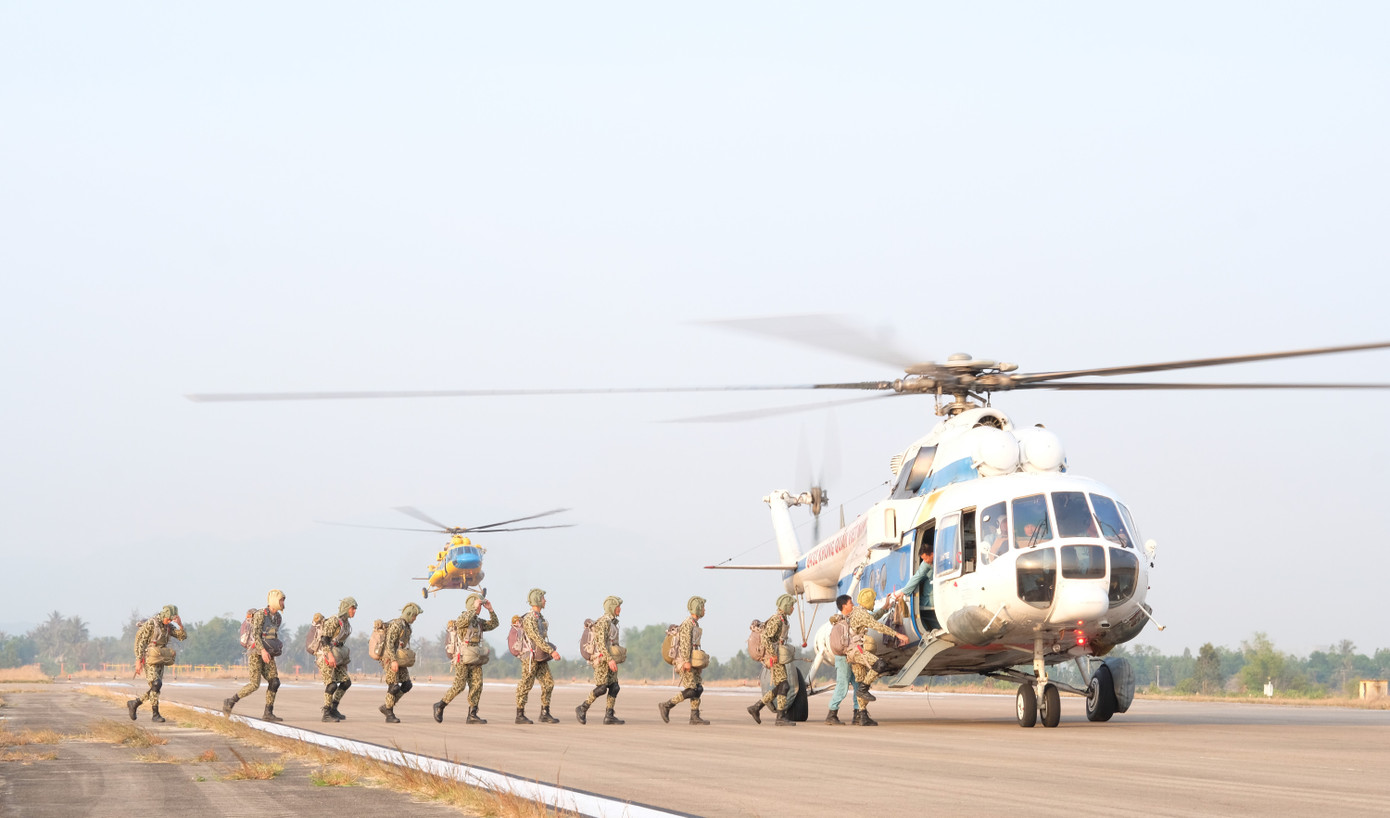 Cán bộ, chiến sĩ Lữ đoàn Đặc công Hải quân 126 và lực lượng Không quân huấn luyện hiệp đồng tác chiến.