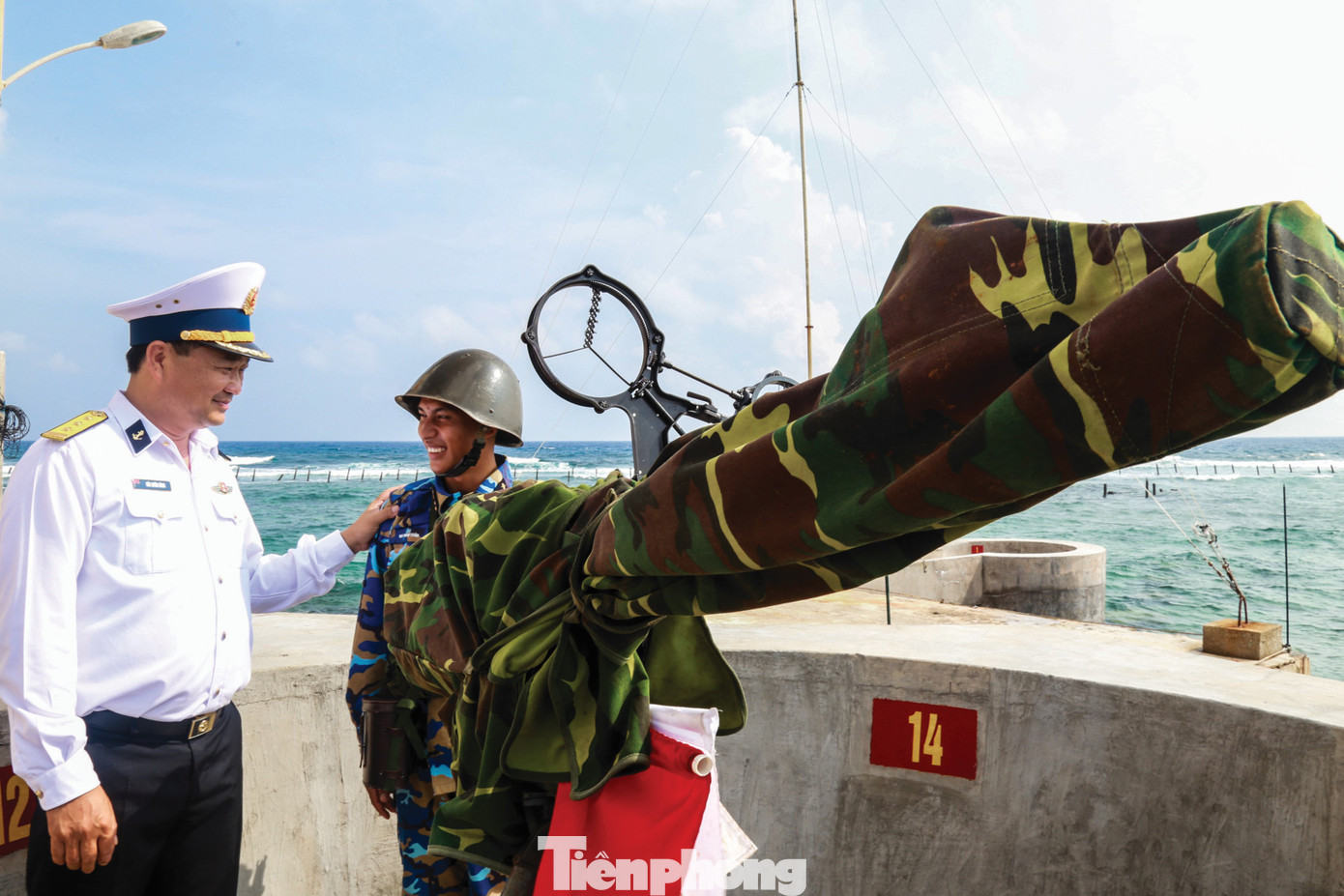 Lãnh đạo Vùng 4 Hải quân kiểm tra, động viên cán bộ, chiến sĩ làm nhiệm vụ tại quần đảo Trường Sa.