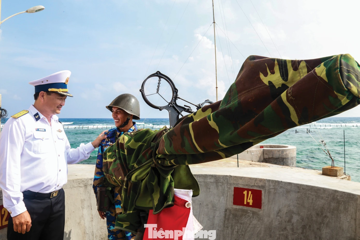 Lãnh đạo Vùng 4 Hải quân kiểm tra, động viên cán bộ, chiến sĩ làm nhiệm vụ tại quần đảo Trường Sa.