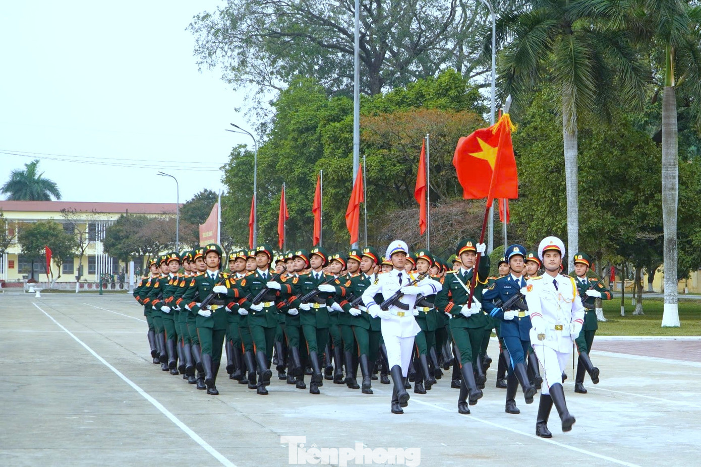 Lực lượng tham gia duyệt binh của Trường Sĩ quan Lục quân 1 đã thực hiện các động tác đi đều, đi nghiêm chào theo khối đội ngũ đều, đẹp, thống nhất, hùng mạnh, đúng theo nhịp nhạc hành tiến của Liên bang Nga. Lực lượng tham gia duyệt binh của Trường Sĩ quan Lục quân 1 đã thực hiện các động tác đi đều, đi nghiêm chào theo khối đội ngũ đều, đẹp, thống nhất, hùng mạnh, đúng theo nhịp nhạc hành tiến của Liên bang Nga.