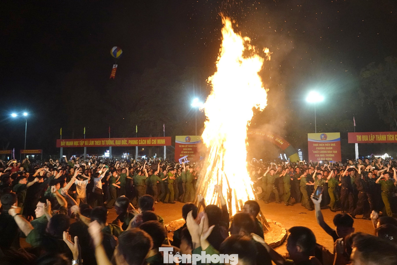 Lãnh đạo, chỉ huy các cơ quan, đơn vị và đông đảo đoàn viên thanh niên đã "cháy hết mình" trong chương trình lửa trại.