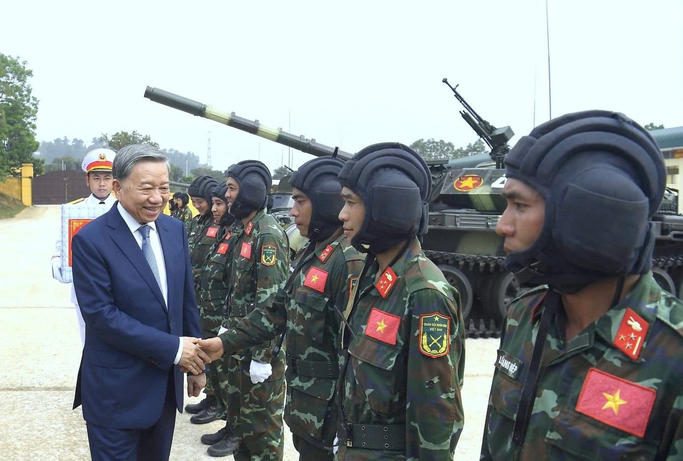 Tổng Bí thư thăm hỏi, trao quà tặng cán bộ, chiến sĩ Lữ đoàn 201.