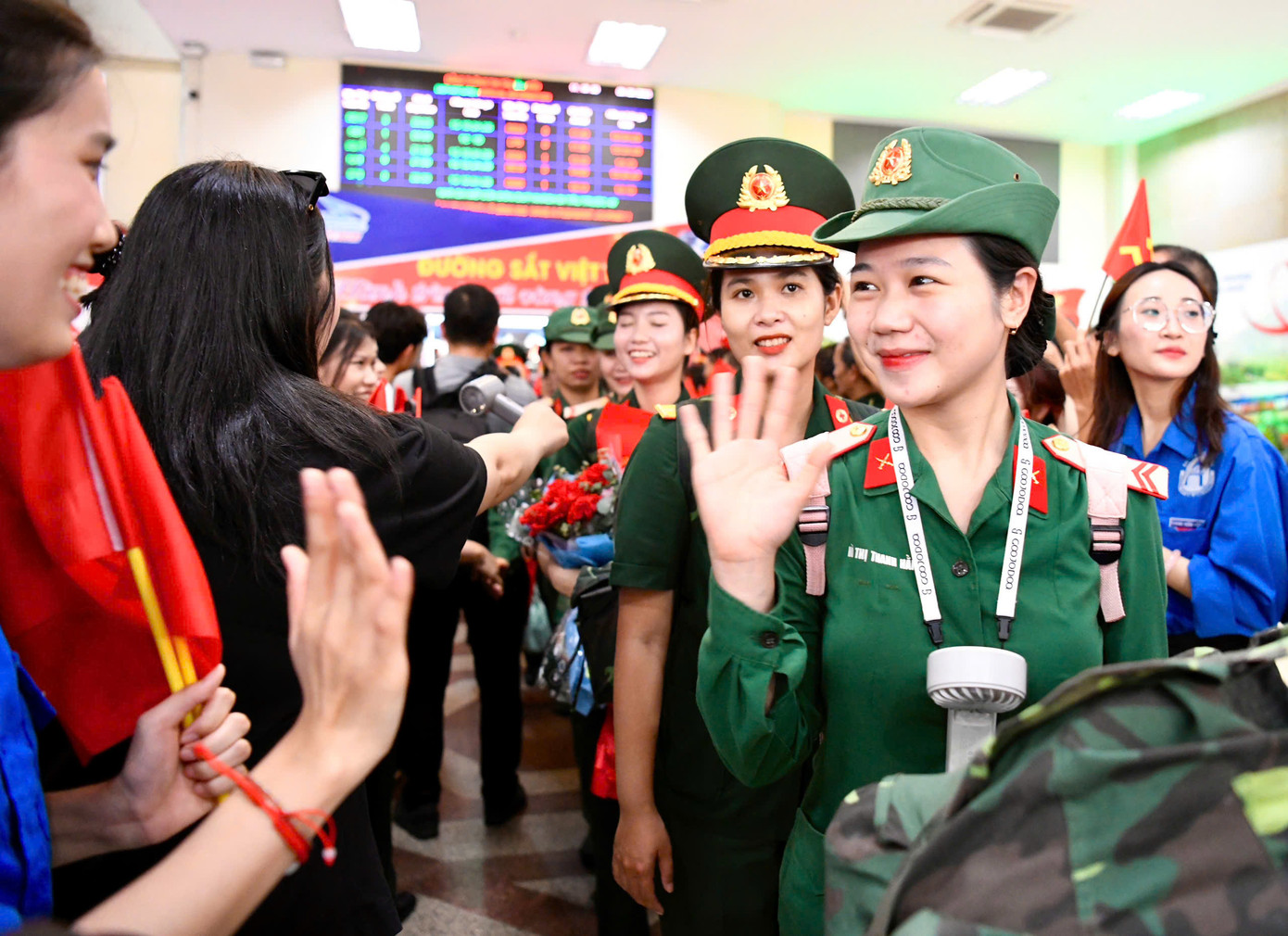 Nữ quân nhân Quân khu 5 ra Thủ đô tập luyện diễu binh, diễu hành trong nhiệm vụ A80. Nữ quân nhân Quân khu 5 ra Thủ đô tập luyện diễu binh, diễu hành trong nhiệm vụ A80.