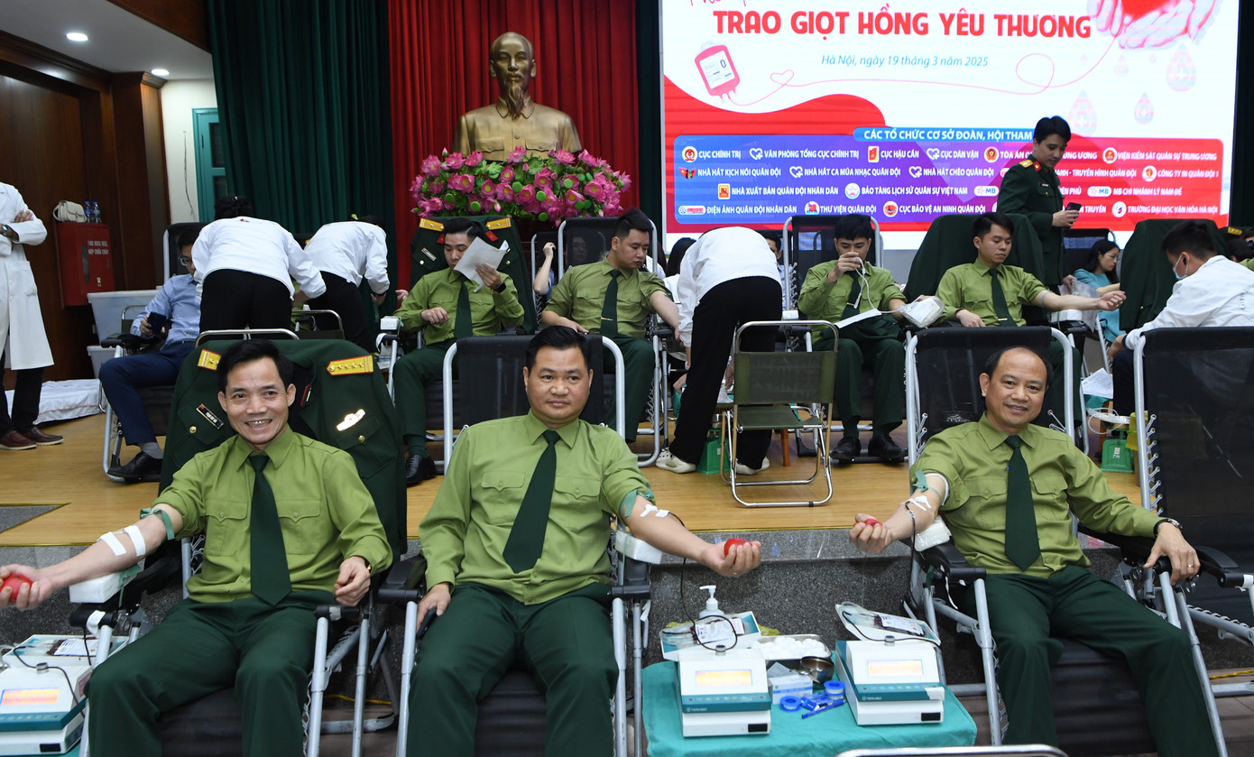 Lãnh đạo Báo QĐND và đoàn viên thanh niên các đơn vị tham gia hiến máu tại ngày hội.