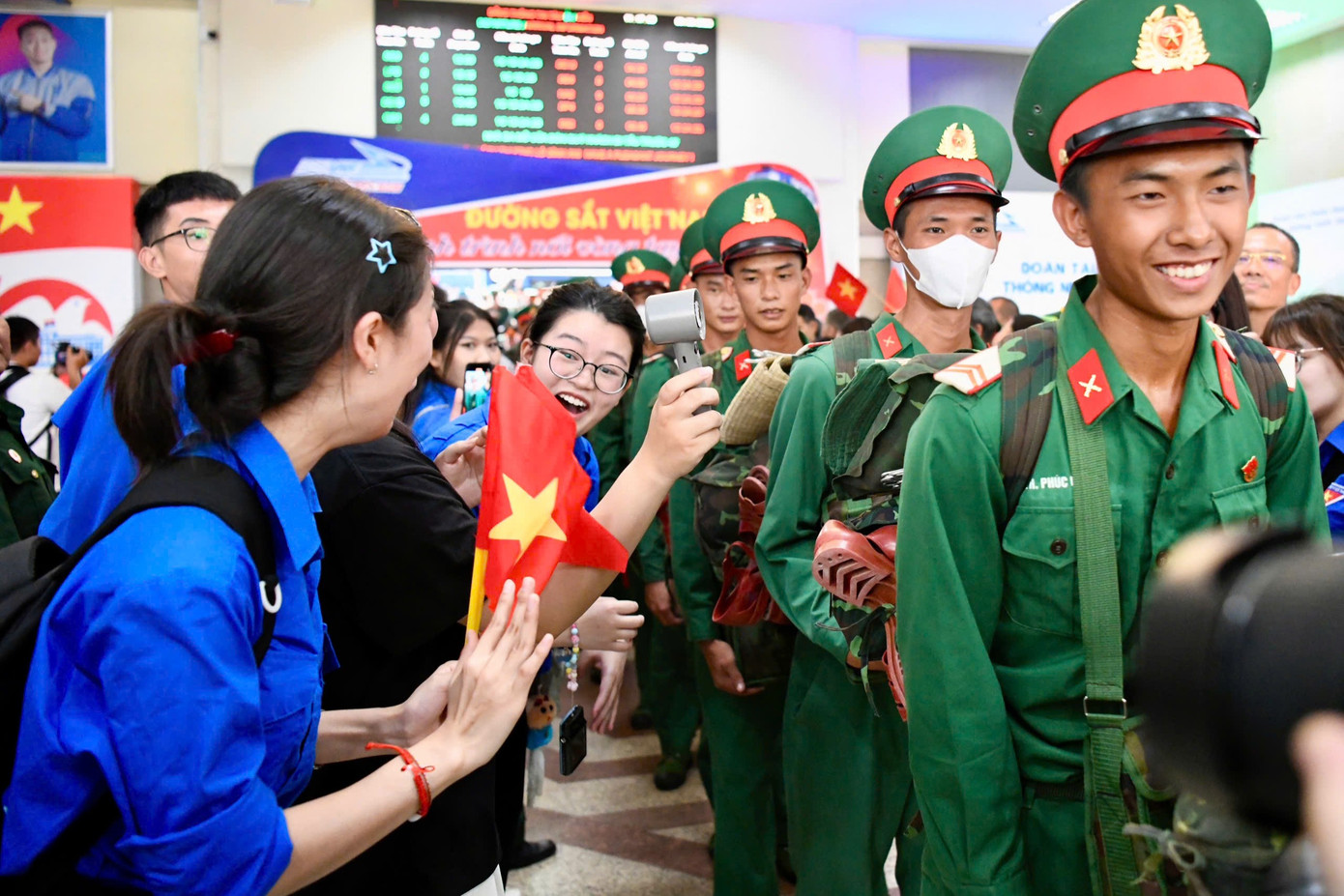 Các bạn sinh viên dùng quạt mini cầm tay giúp các quân nhân "hạ nhiệt" trong tiết trời oi bức.