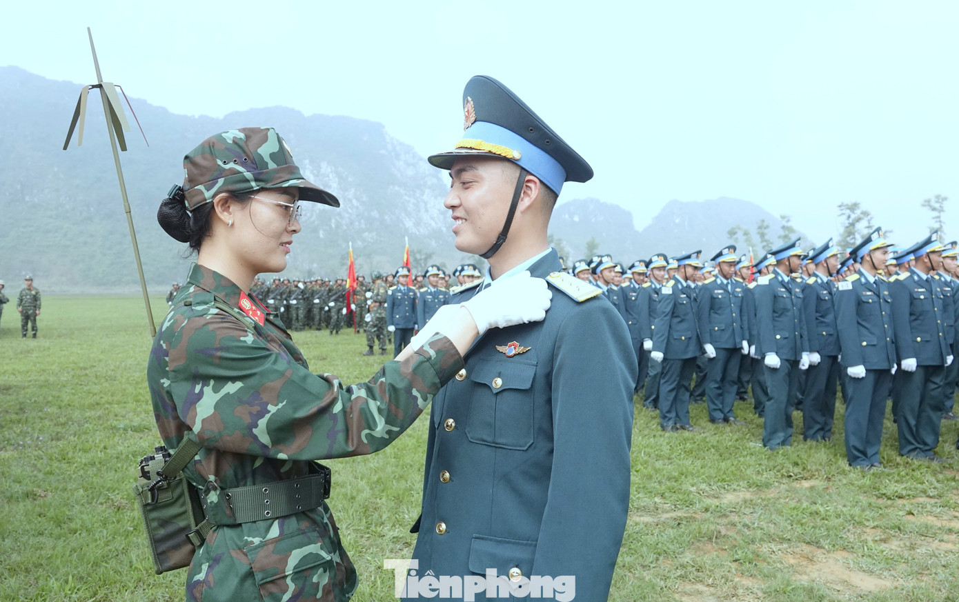 Cùng đăng ký tham gia diễu binh lần này, Trung úy quân nhân chuyên nghiệp Vũ Thị Thu (Cục Hậu cần - Kỹ thuật Quân đoàn 12) và chồng là Thượng úy Nguyễn Trường Chinh (Học viện Phòng không - Không quân) vừa tổ chức hôn lễ vào tháng 2/2025. Cặp đôi sinh năm 1999 cùng quyết tâm khắc phục khó khăn và hoàn thành xuất sắc nhiệm vụ. Cùng đăng ký tham gia diễu binh lần này, Trung úy quân nhân chuyên nghiệp Vũ Thị Thu (Cục Hậu cần - Kỹ thuật Quân đoàn 12) và chồng là Thượng úy Nguyễn Trường Chinh (Học viện Phòng không - Không quân) vừa tổ chức hôn lễ vào tháng 2/2025. Cặp đôi sinh năm 1999 cùng quyết tâm khắc phục khó khăn và hoàn thành xuất sắc nhiệm vụ.