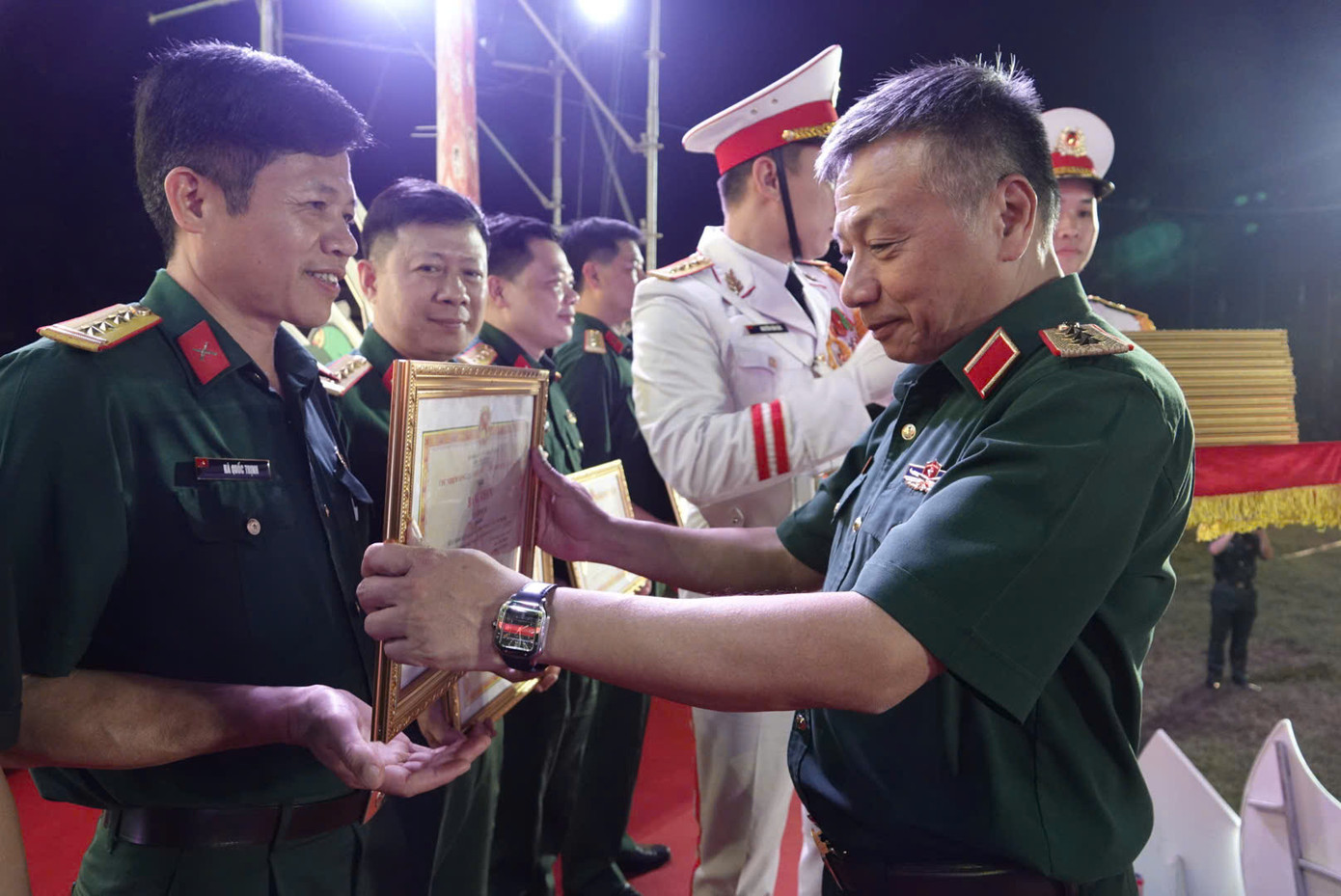 Thượng tướng Lê Quang Minh - Phó Chủ nhiệm Tổng cục Chính trị QĐND Việt Nam, trao thưởng 35 tập thể có thành tích xuất sắc trong tổ chức và tham gia cuộc thi.