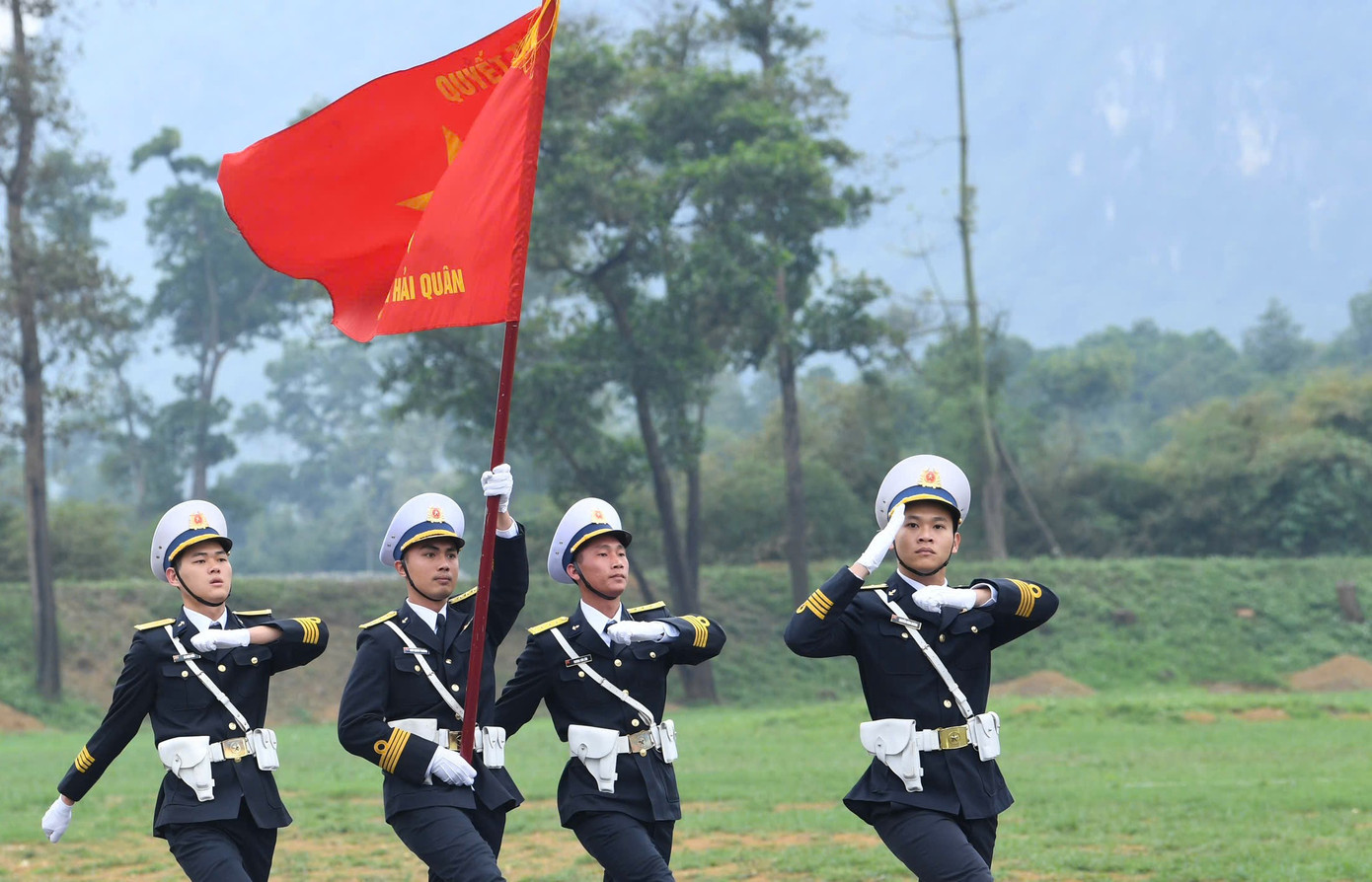 Tổ Quân kỳ của Khối sĩ quan Hải quân tập luyện tại TB4.